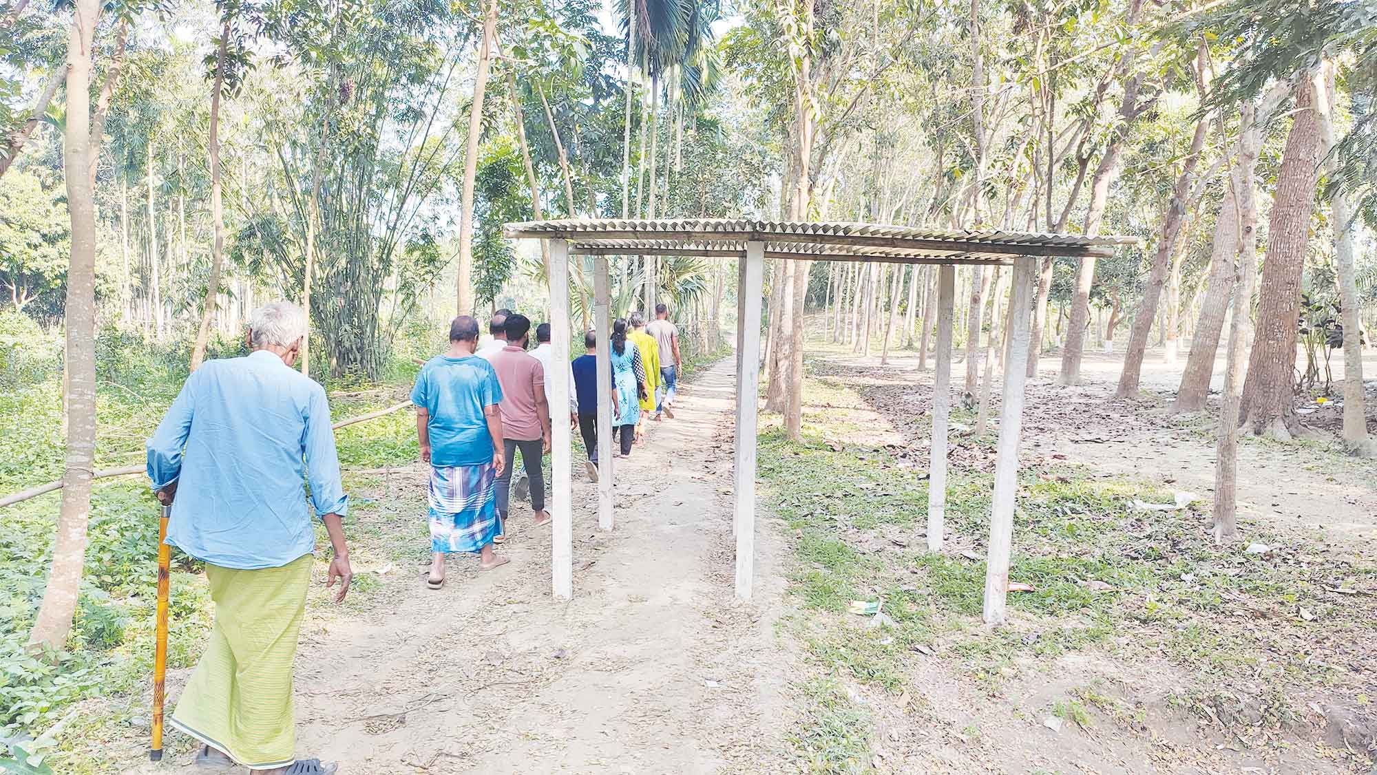রাস্তার উপর ঘর, শতাধিক পরিবারের চলাচলে দুর্ভোগ