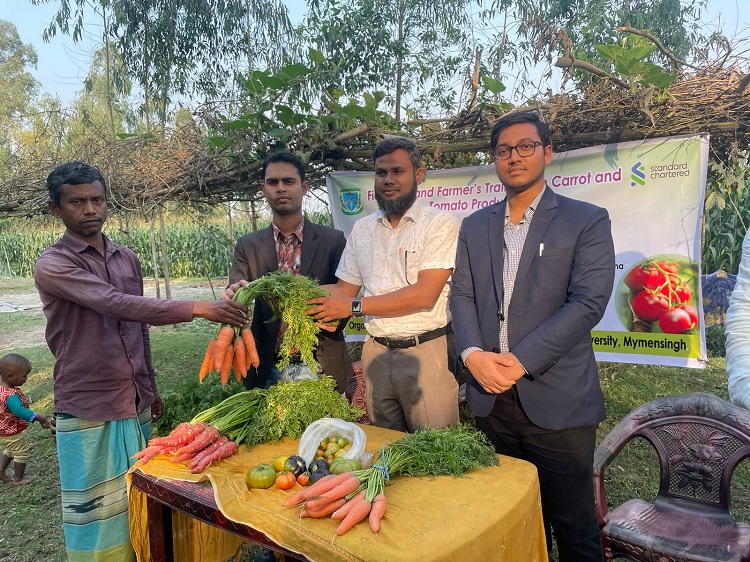 গাজর ও টমেটো চাষের প্রশিক্ষণ দিলেন বাকৃবি অধ্যাপক