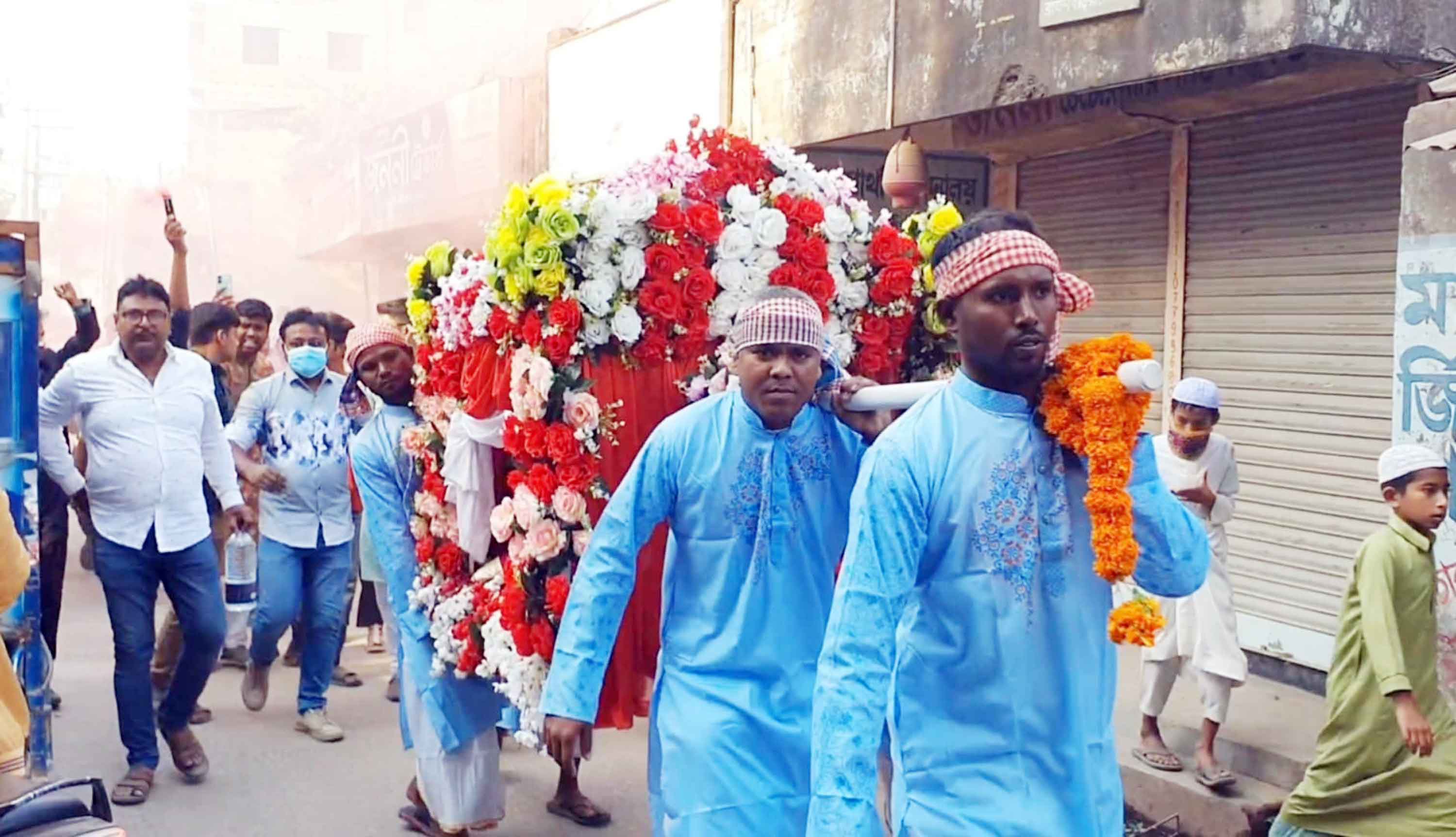 হেলিকপ্টার ও পালকিতে চড়ে আসলেন নববধূ
