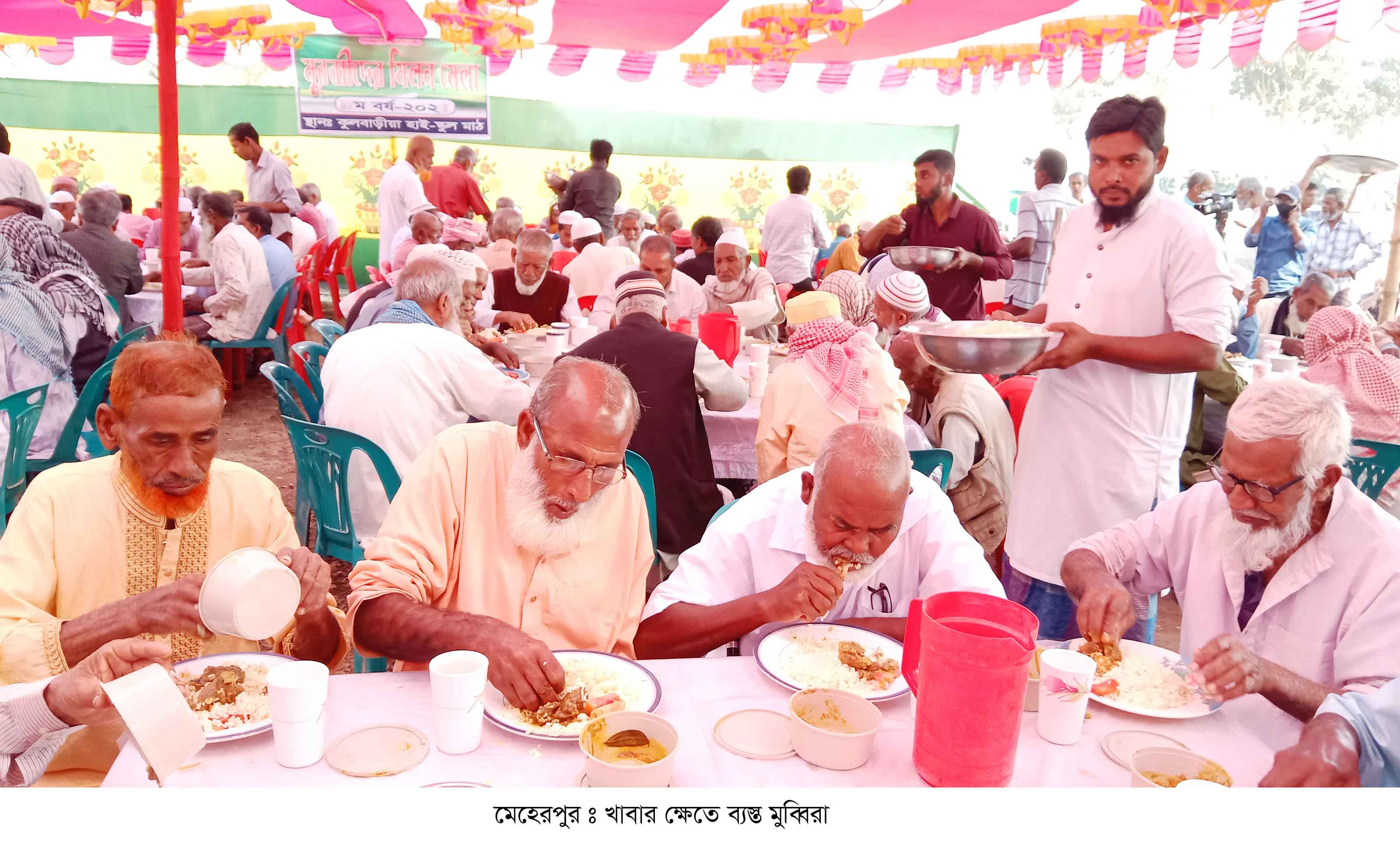 ৭০০ প্রবীণ সিক্ত হলেন অন্যরকম ভালোবাসায়