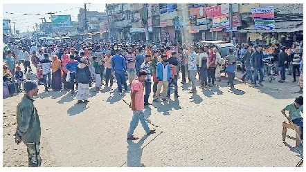 নাটোরে বিএনপি নেতাকে ছাড়াতে থানার সামনে বিক্ষোভ