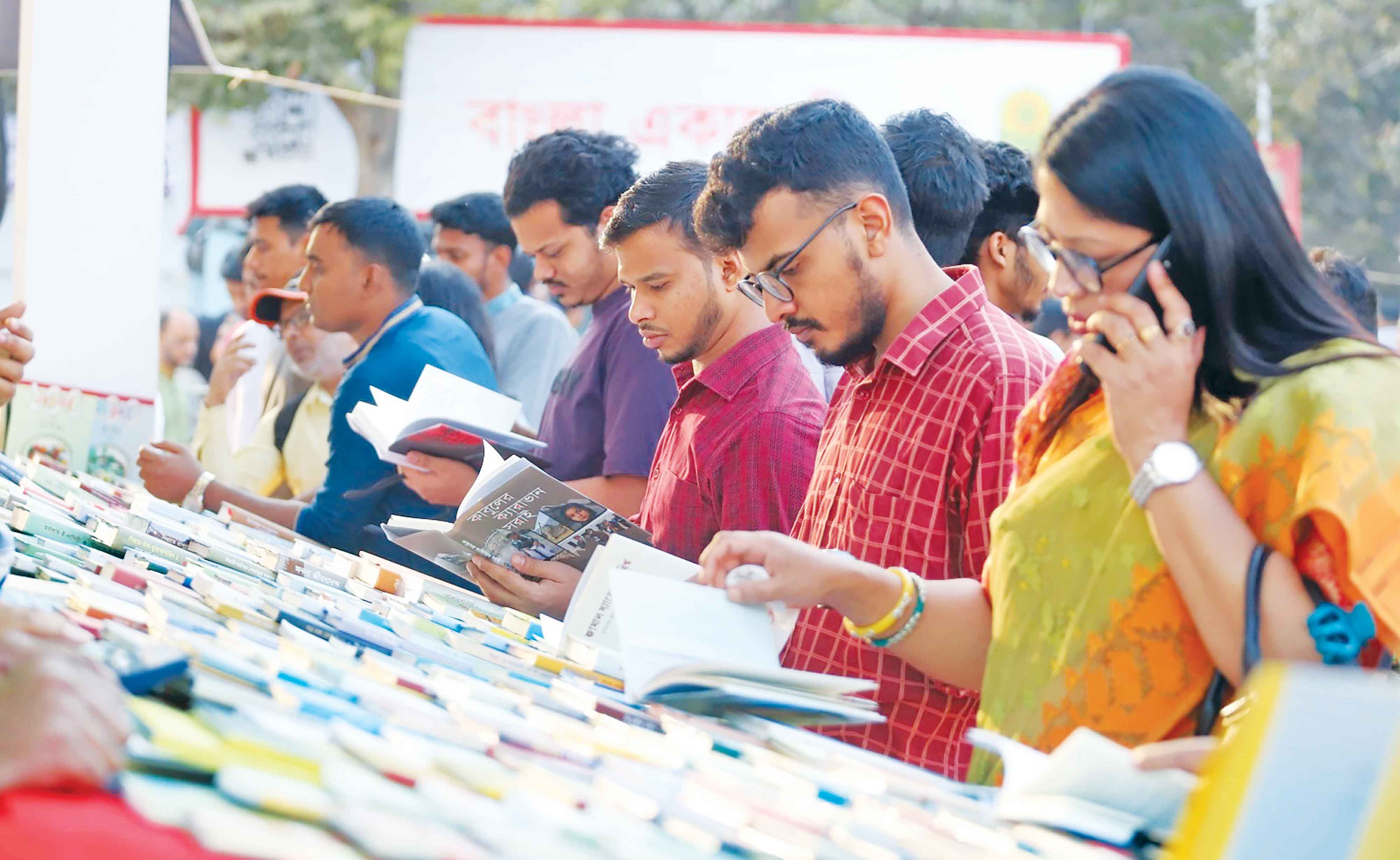 জমজমাট বইমেলা, বাড়ছে বিক্রিনতুন এসেছে ১০৪টি বই