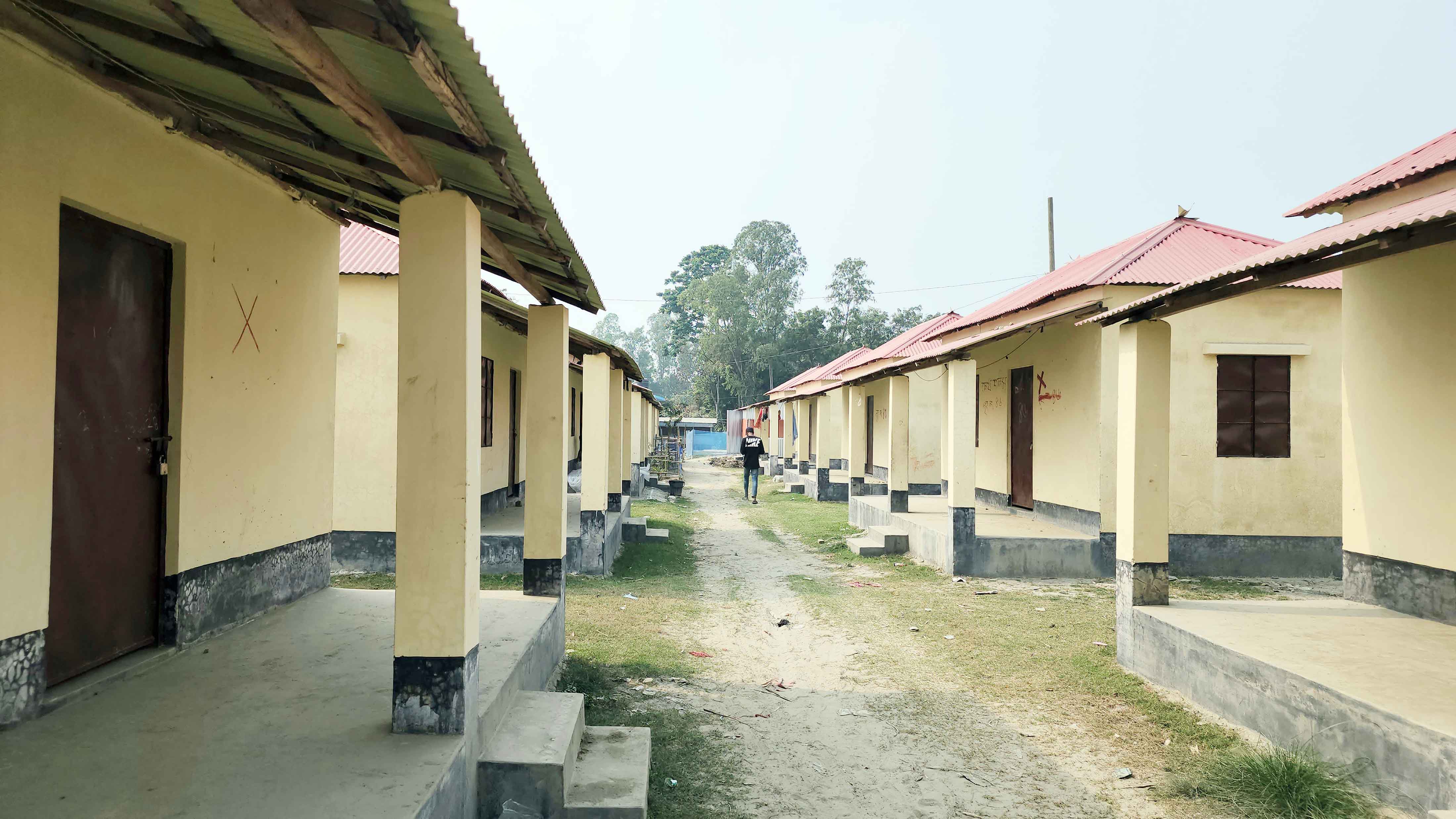 হরিরামপুরে তালাবদ্ধ অবস্থায় আশ্রয়ণের ৯৬ ঘর