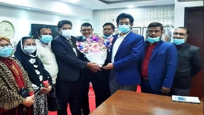 প্রশাসনের সান্নিধ্যের আশায় সৌমিত্রের আমলের সব পোস্ট ডিলিট