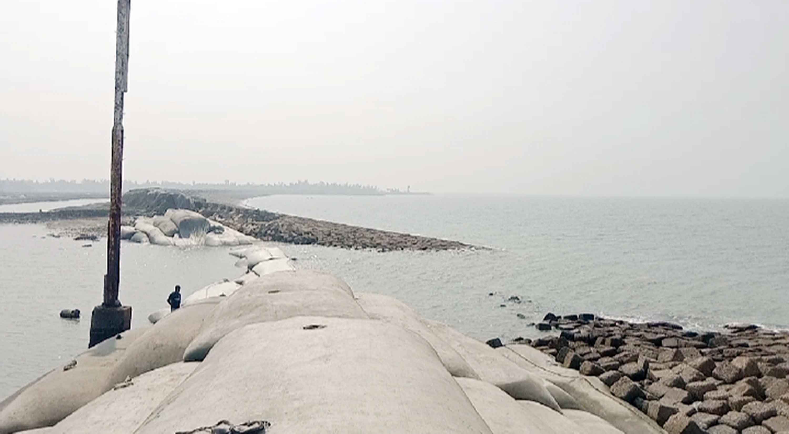 কুতুবদিয়ায় কাজে আসছে না ২০০ কোটি টাকার বেড়িবাঁধ 