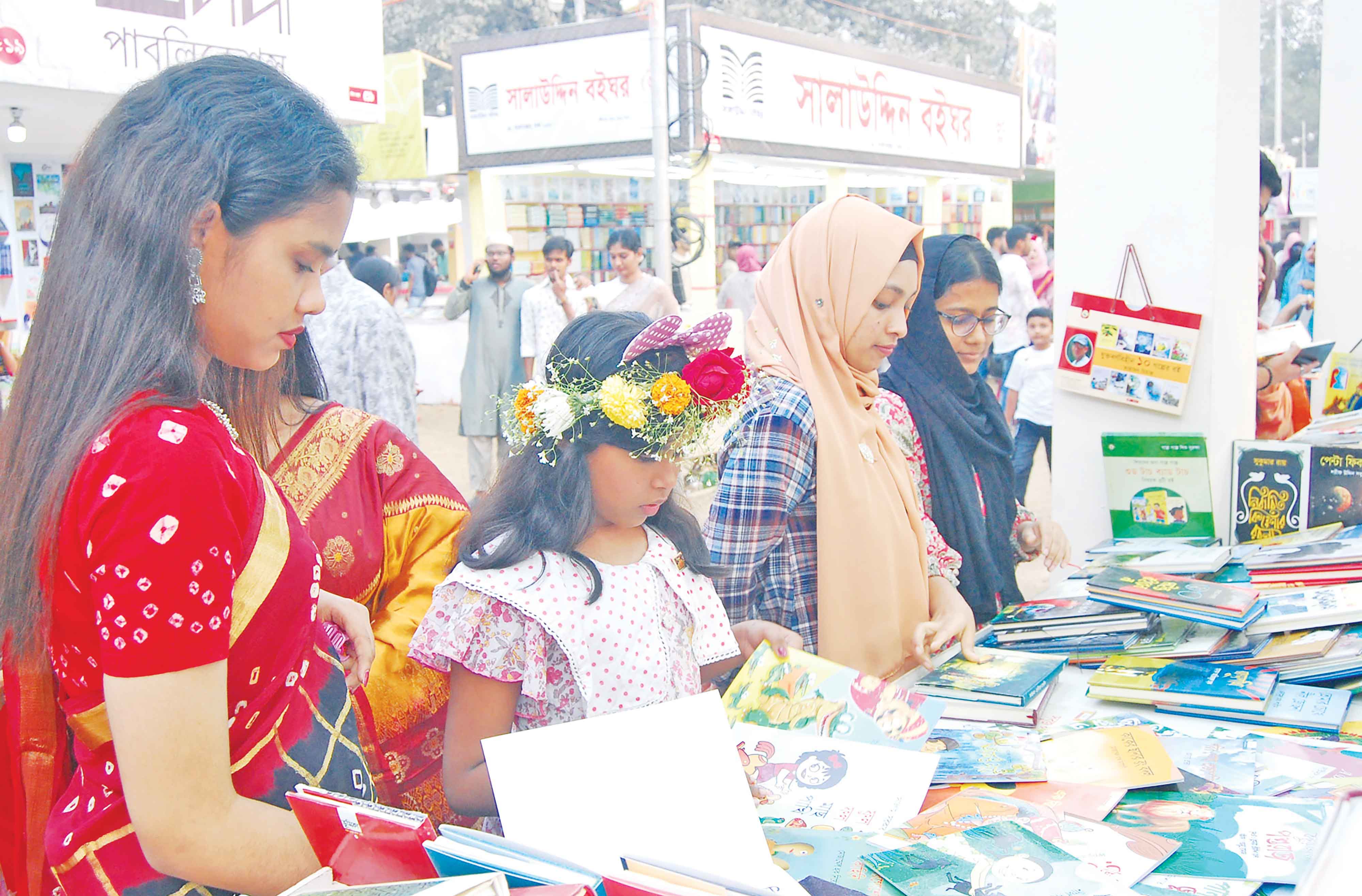 জুলাই আন্দোলনের আবহ আছে এমন স্টলে পাঠকের ঝোঁক