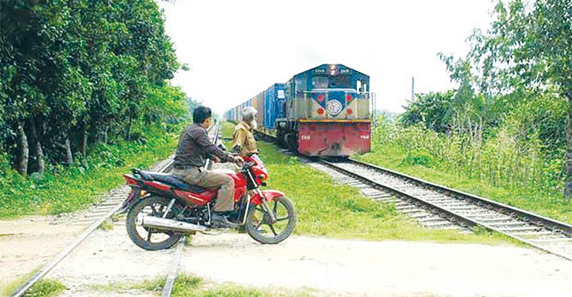 রেলক্রসিংয়ে জনবল সংকট ঘটছে অহরহ দুর্ঘটনা