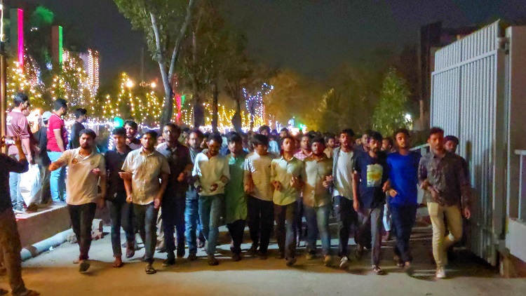 কুয়েটে সাধারণ ছাত্রদের উপর হামলায় প্রতিবাদে খুবিতে প্রতিবাদ মিছিল