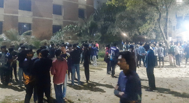 প্রেমিকার জন্য মধ্যরাতে নজরুল বিশ্ববিদ্যালয়ে শিক্ষার্থীর আত্মহত্যার চেষ্টা