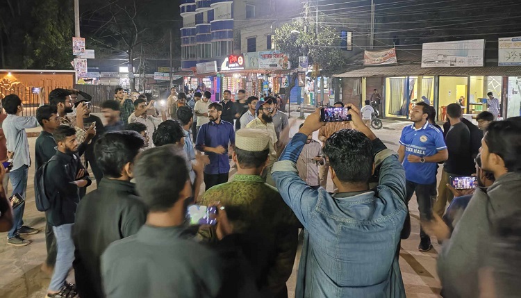 কুয়েটে হামলার প্রতিবাদে কুবিতে বিক্ষোভ মিছিল 