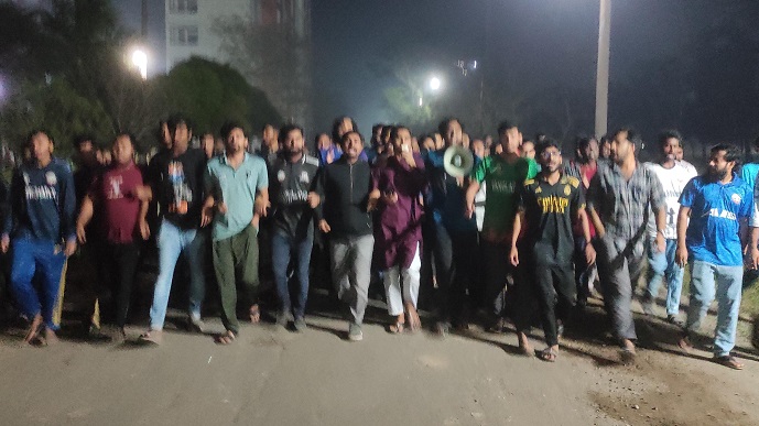 কুয়েটে শিক্ষার্থীদের ওপর হামলার প্রতিবাদে যবিপ্রবিতে বিক্ষোভ মিছিল