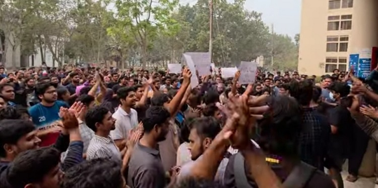 ভিসি অবরুদ্ধ, থমথমে কুয়েট,  ছাত্ররাজনীতি নিষিদ্ধের দাবি