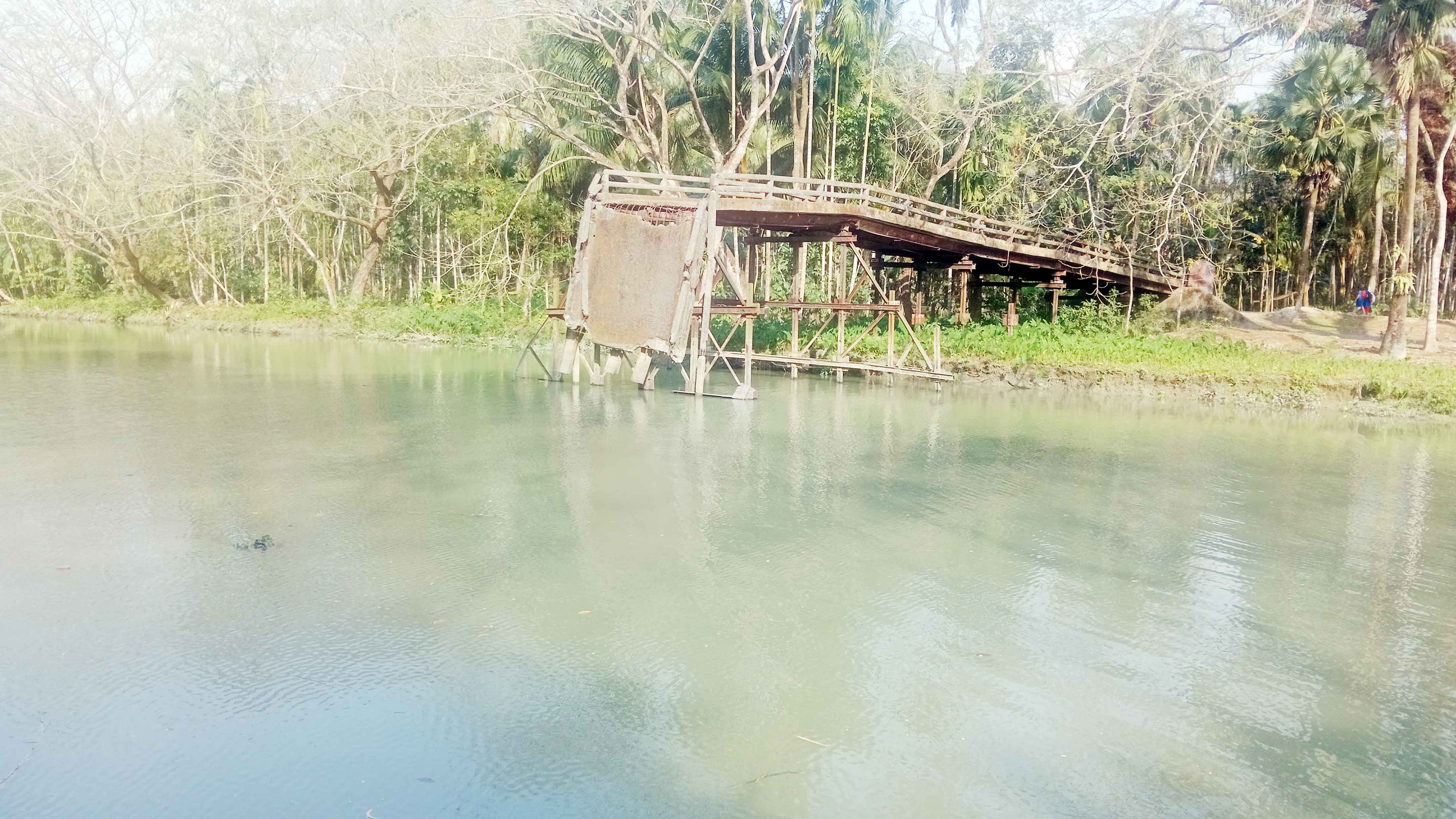 আমতলী ও বেতাগীতে সেতু ভেঙে নদীতে