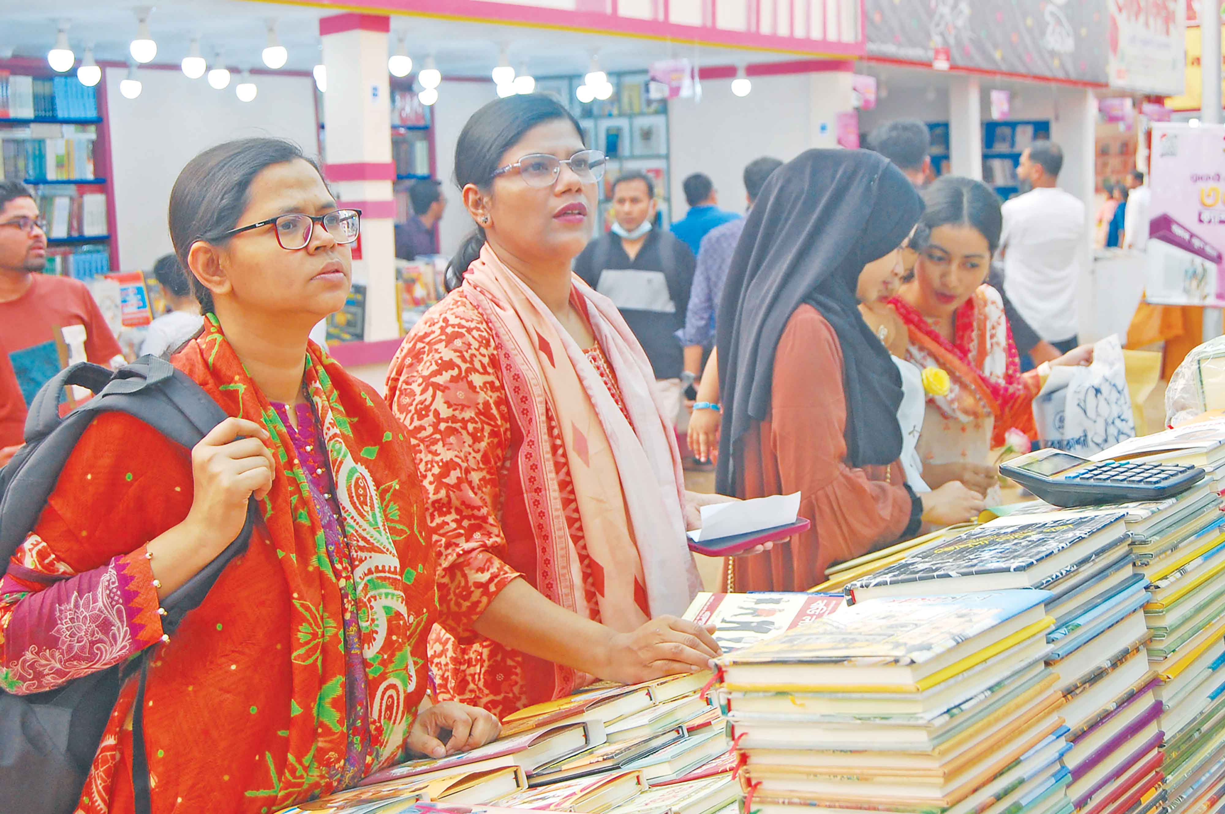 বইমেলায় সন্ধ্যার পর ভিড়