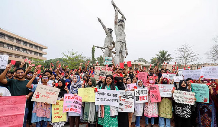 কুয়েটে প্রশাসনসহ ছাত্র সংগঠনগুলোকে শিক্ষার্থীদের ‘লাল কার্ড’