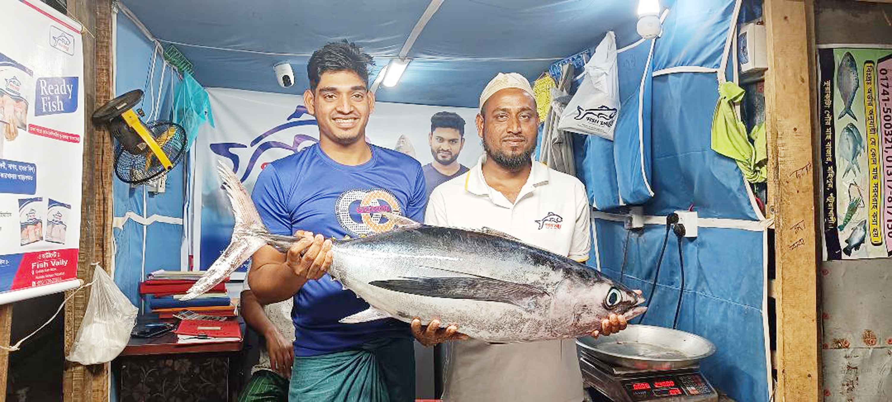 কুয়াকাটায় জেলের জালে ধরা পড়লো ১৮ কেজির টুনা মাছ!