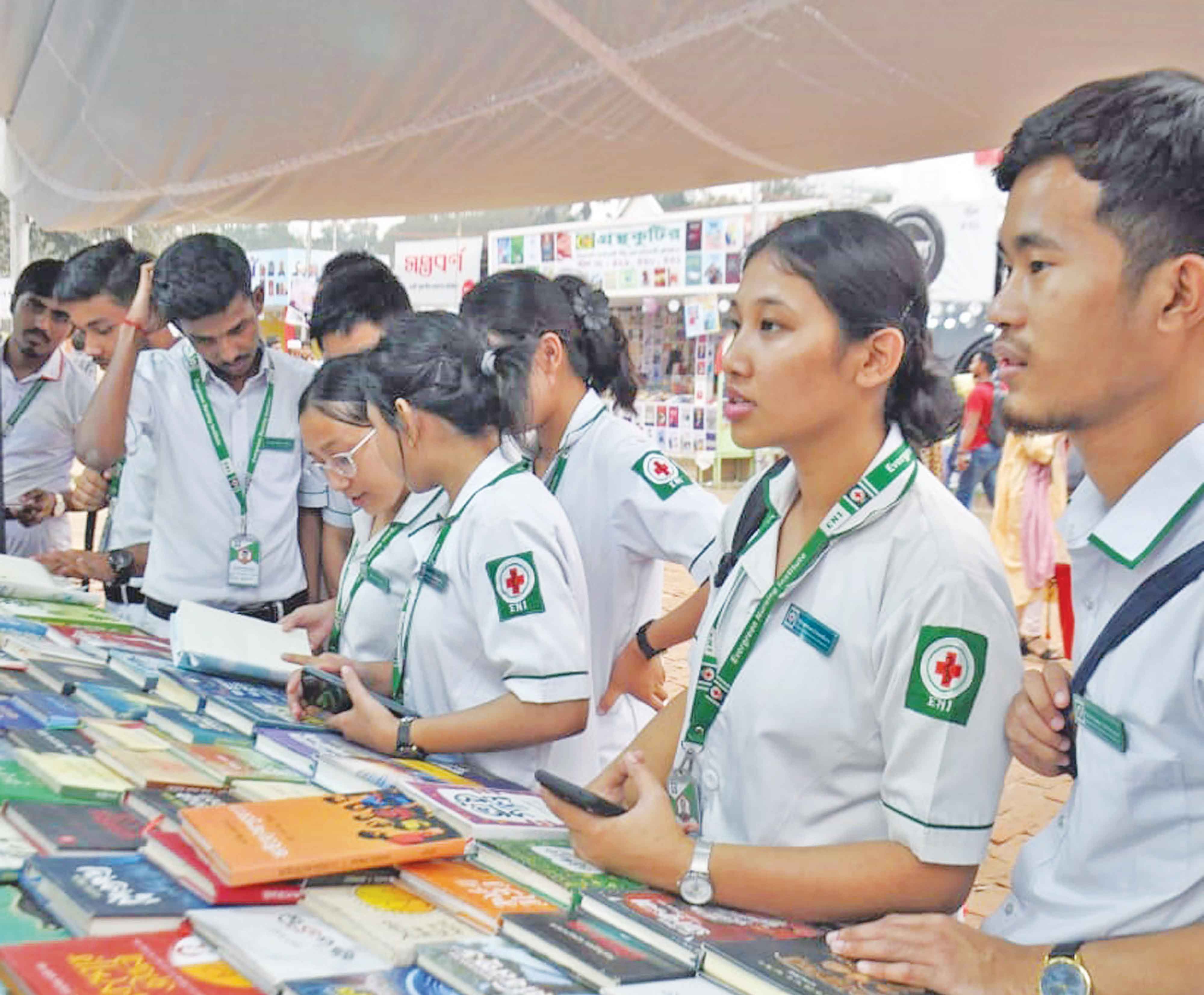 দর্শনার্থী বেশি, বিক্রি কম