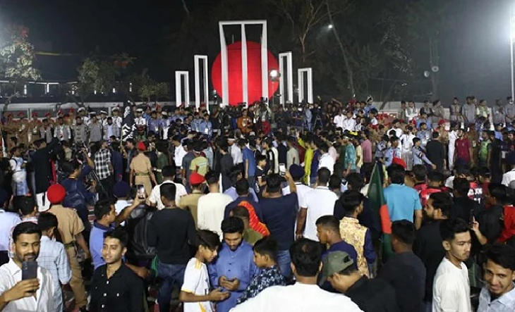 কেন্দ্রীয় শহীদ মিনারে মানুষের ঢল