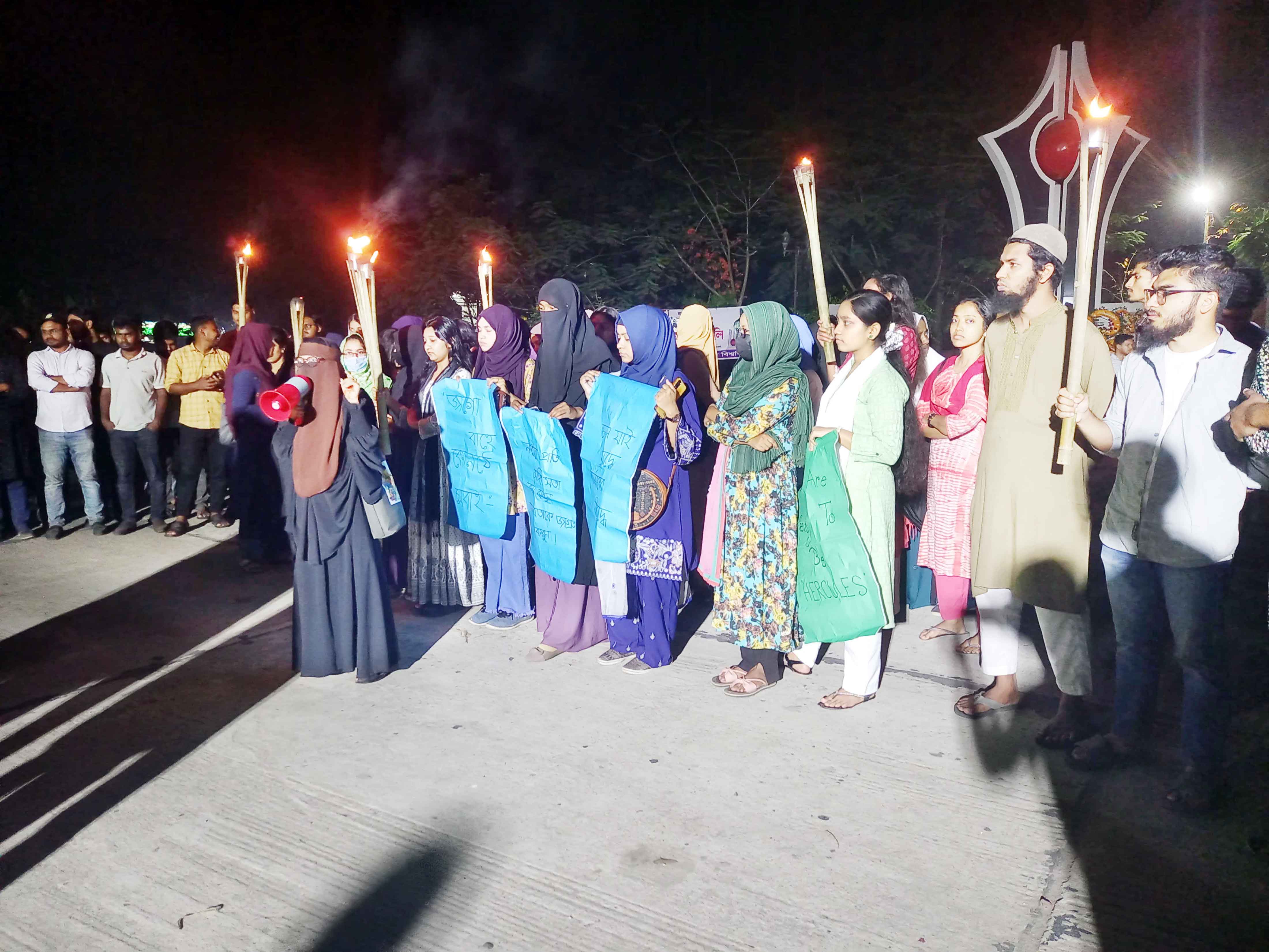 নারী নিপীড়ন ও ধর্ষণের প্রতিবাদে নোবিপ্রবিতে ছাত্র বিক্ষোভ