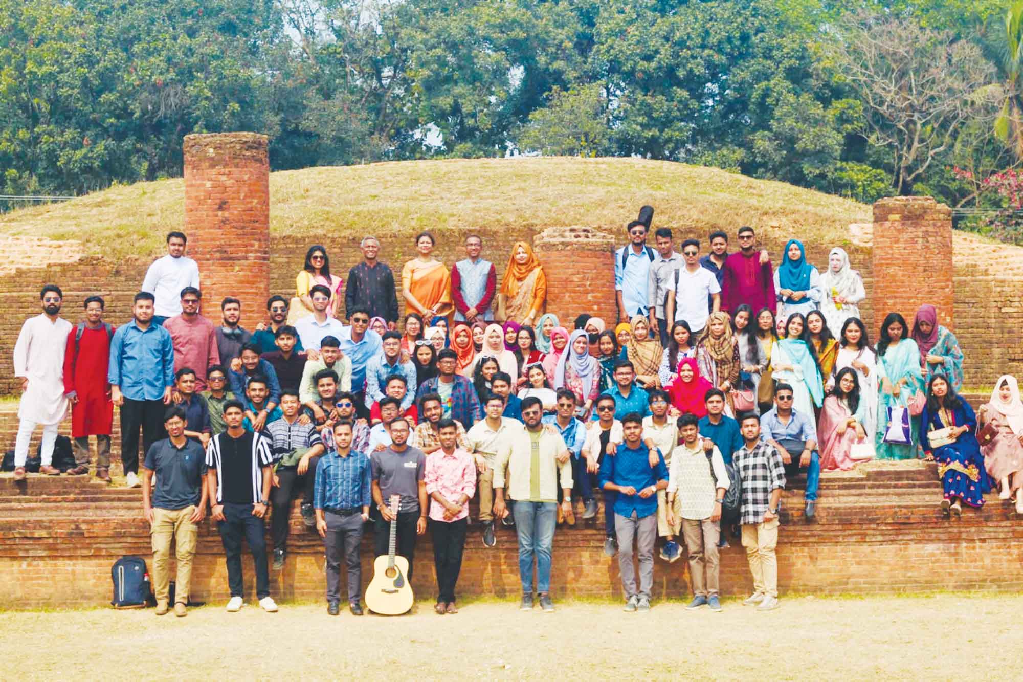 জগন্নাথ বিশ্ববিদ্যালয় বনভোজনে বসন্ত বরণ