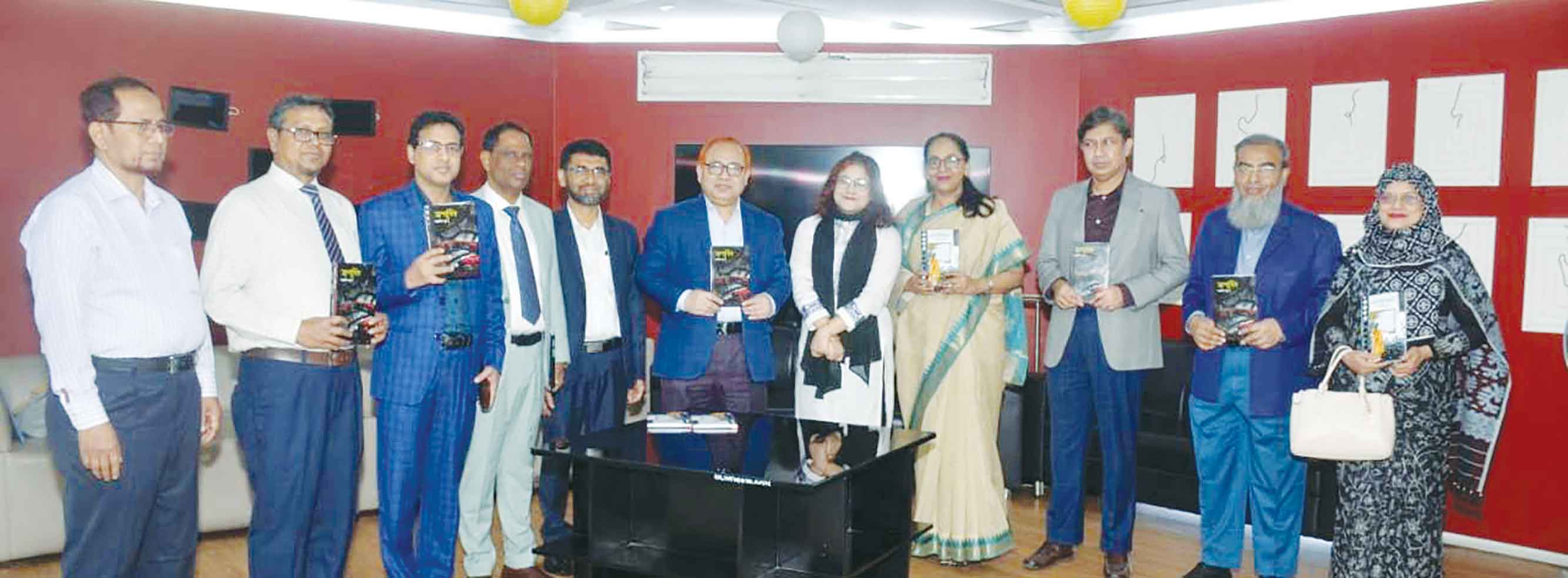 কবি ও কথাসাহিত্যিক নাজনীন শুভ্র'র বইয়ের মোড়ক উন্মোচন