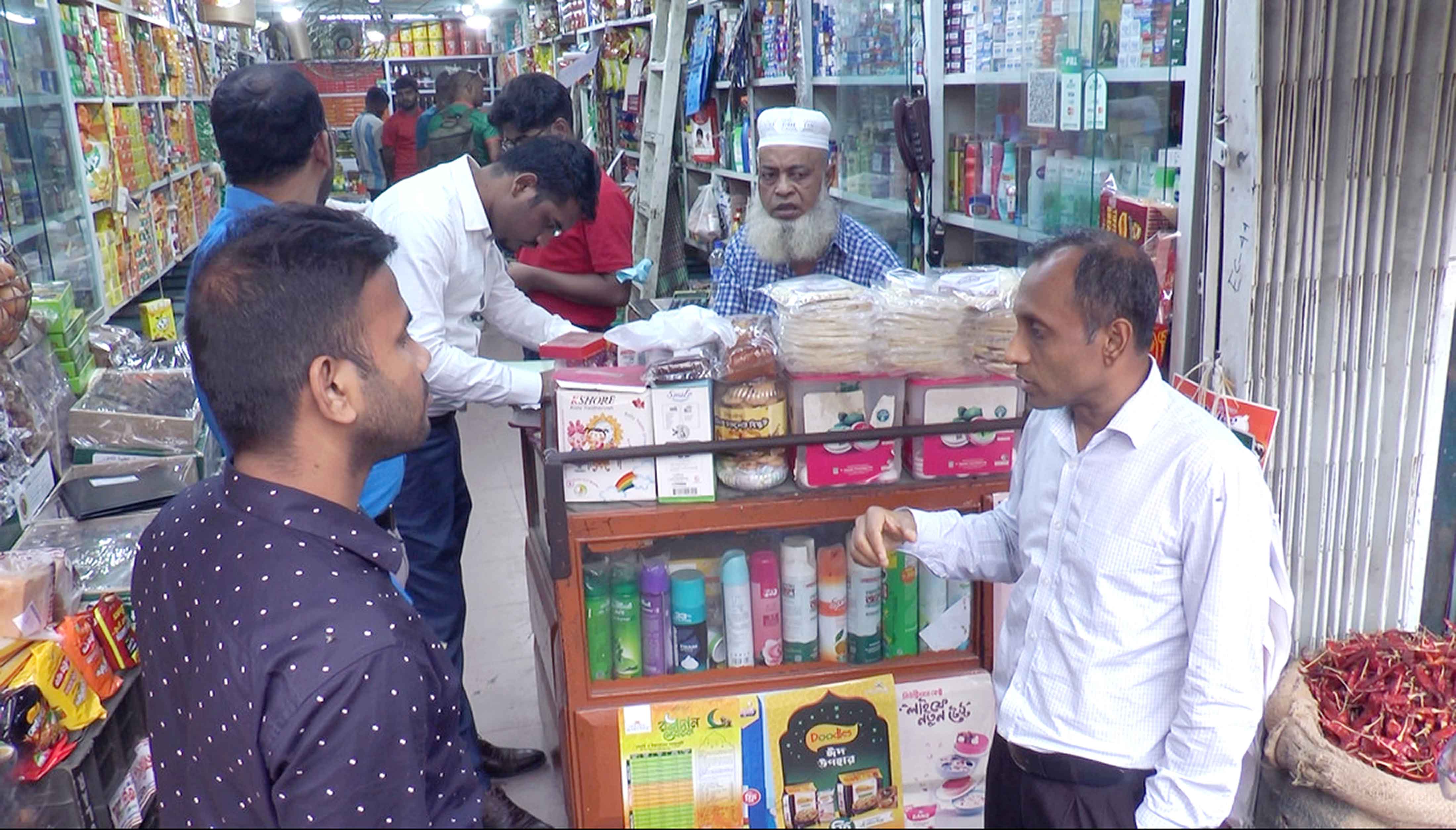চট্টগ্রামে গোপন গুদামে তেলের মজুদ!