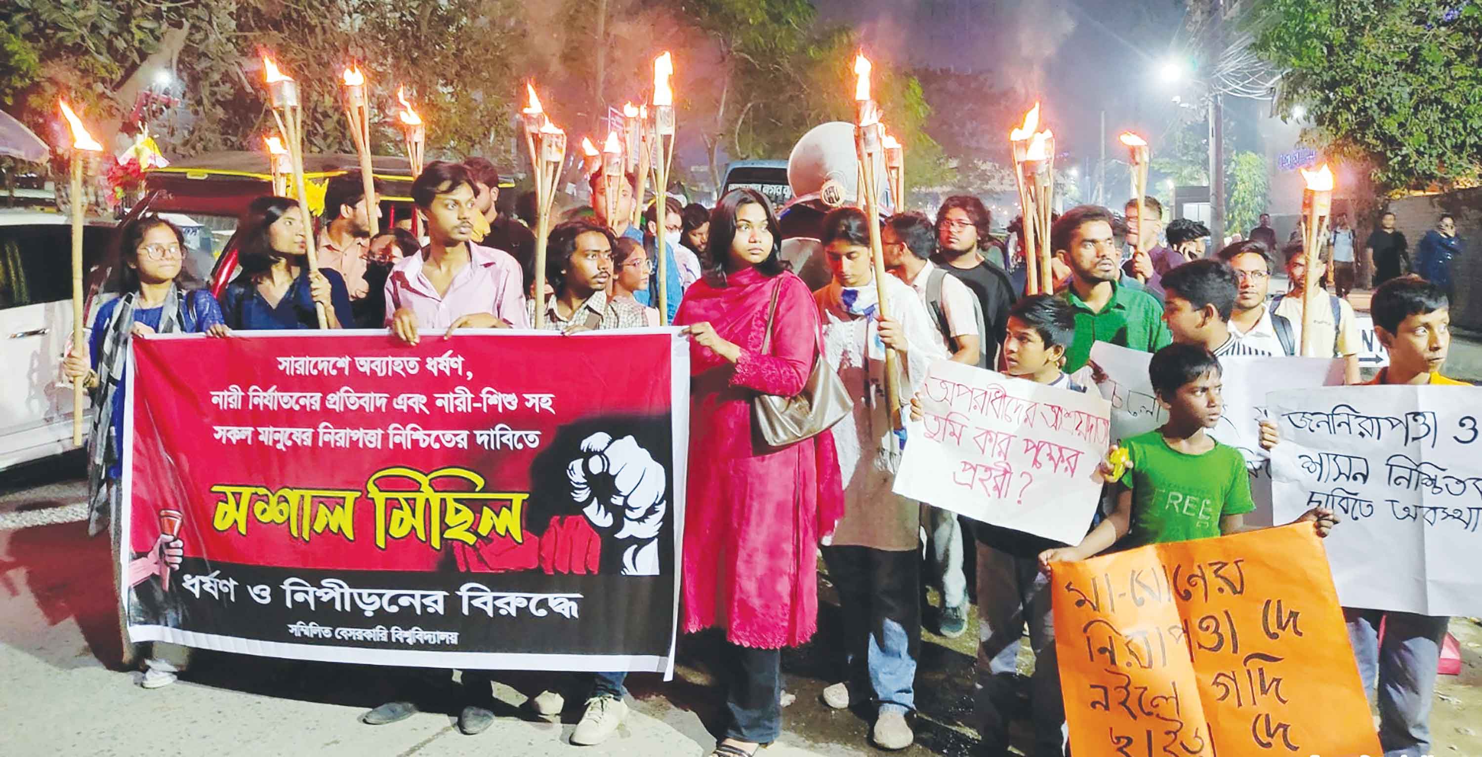 চলন্ত বাসে 'ধর্ষণের বিচার' চেয়ে ঢাকায় বিক্ষোভ