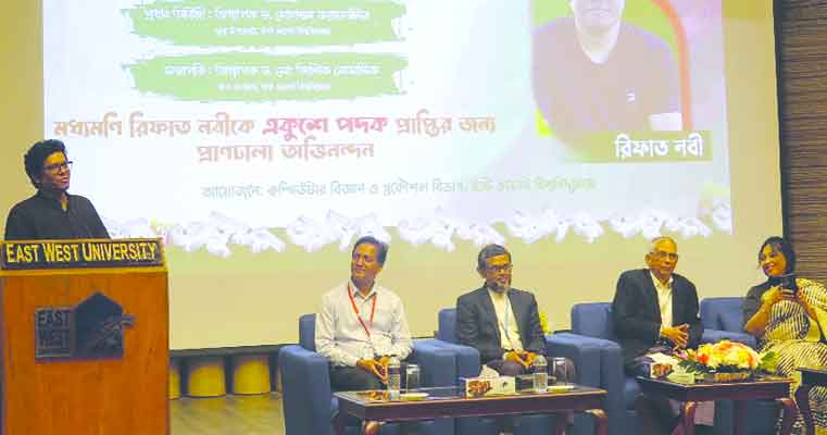 একুশে পদক পাওয়া অভ্রর সহ-প্রতিষ্ঠাতা রিফাত নবীকে ইস্ট ওয়েস্ট বিশ্ববিদ্যালয়ে সংবর্ধনা