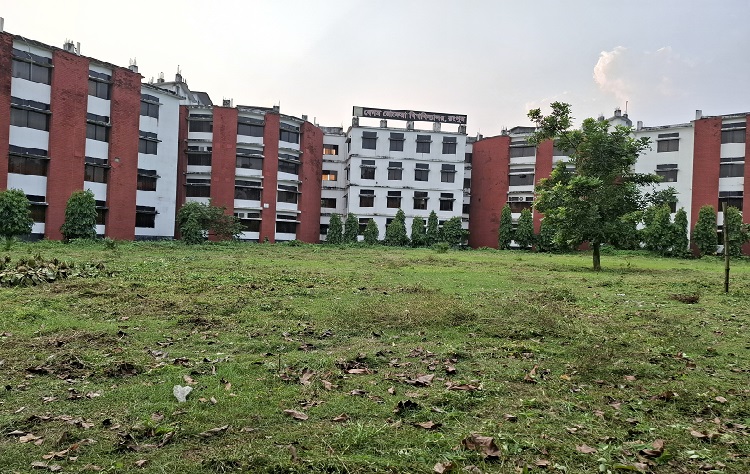 বেরোবির একাডেমিক ভবনের পাশে উচ্চস্বরে গান বাজনা, শিক্ষার্থীদের ক্ষোভ
