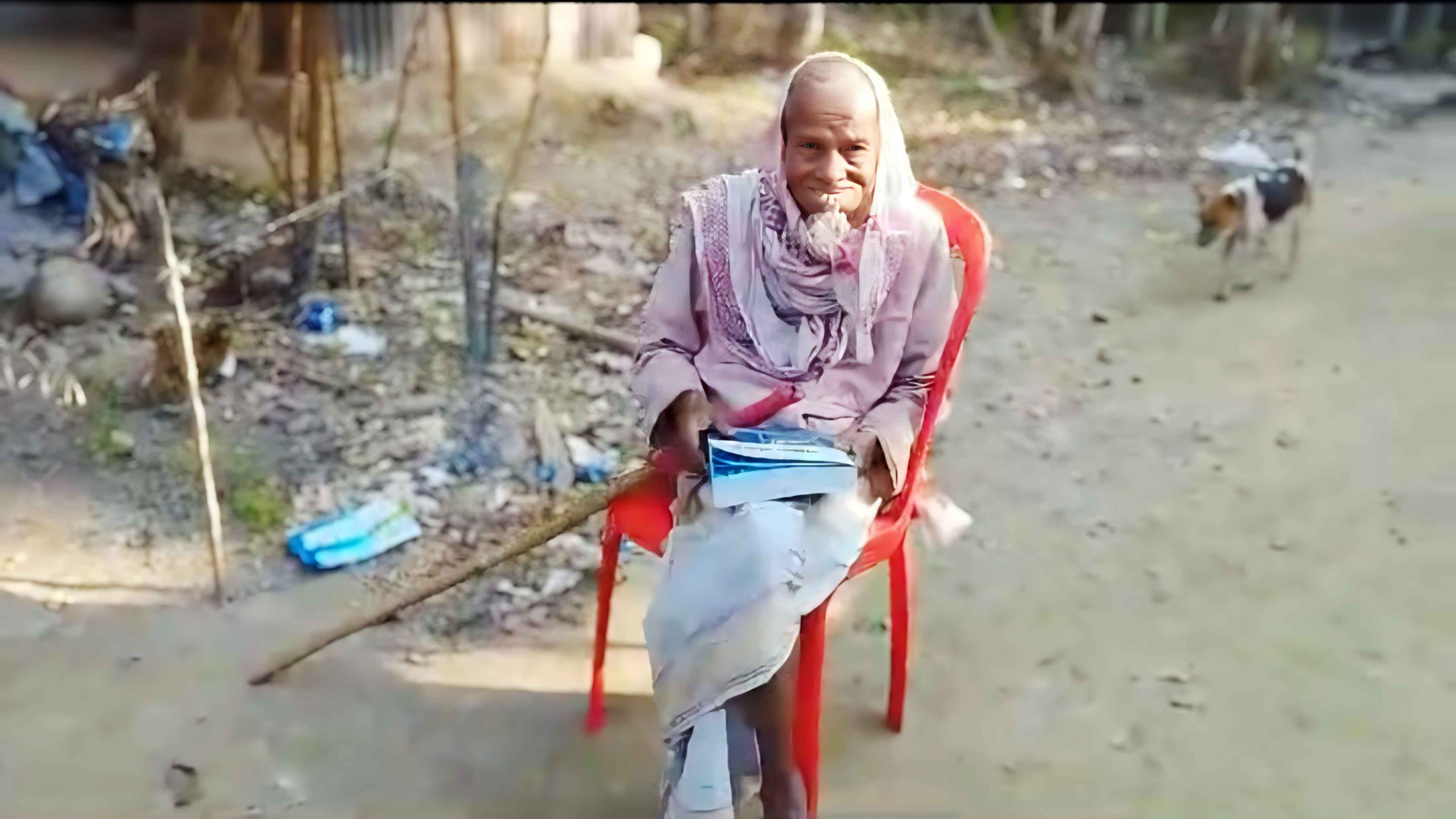 এখনো খালি চোখে কুরআন পড়তে পারেন শতবর্ষী মফিজ মাস্টার