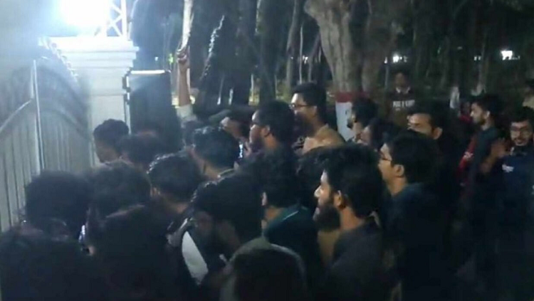 রাতে তালা ভেঙ্গে বাসভবনে কুয়েট ভিসি, শিক্ষার্থীদের আল্টিমেটাম