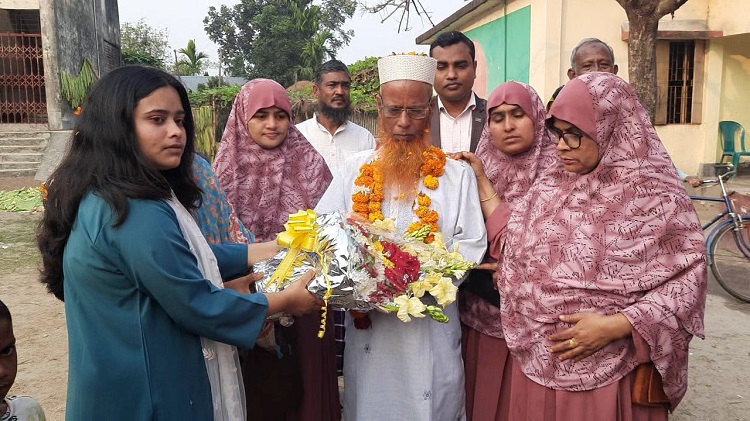 সুদীর্ঘ শিক্ষকতা জীবন শেষে প্রধান শিক্ষকের অশ্রুসিক্ত বিদায়