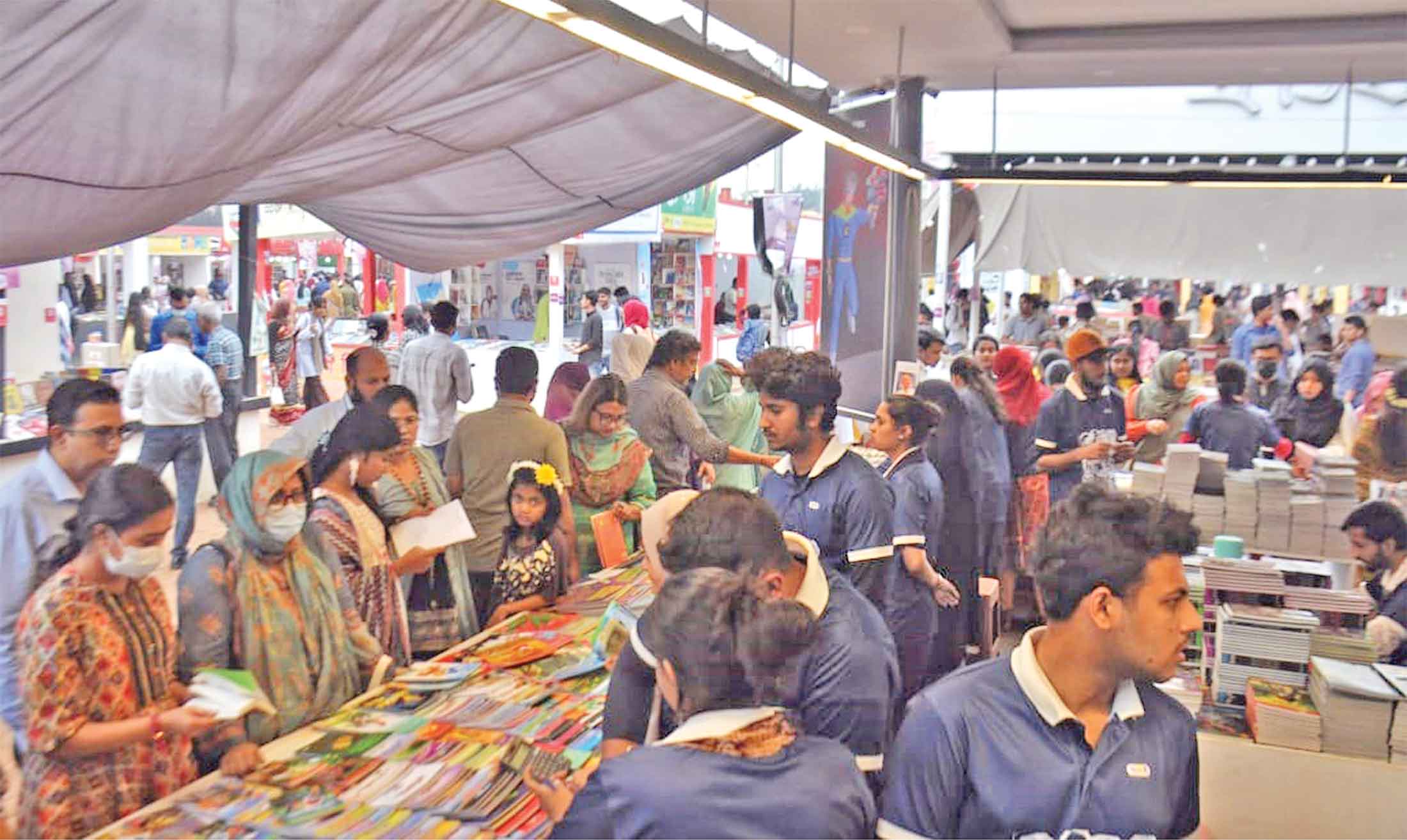নতুন বইয়ে জমজমাট মেলা