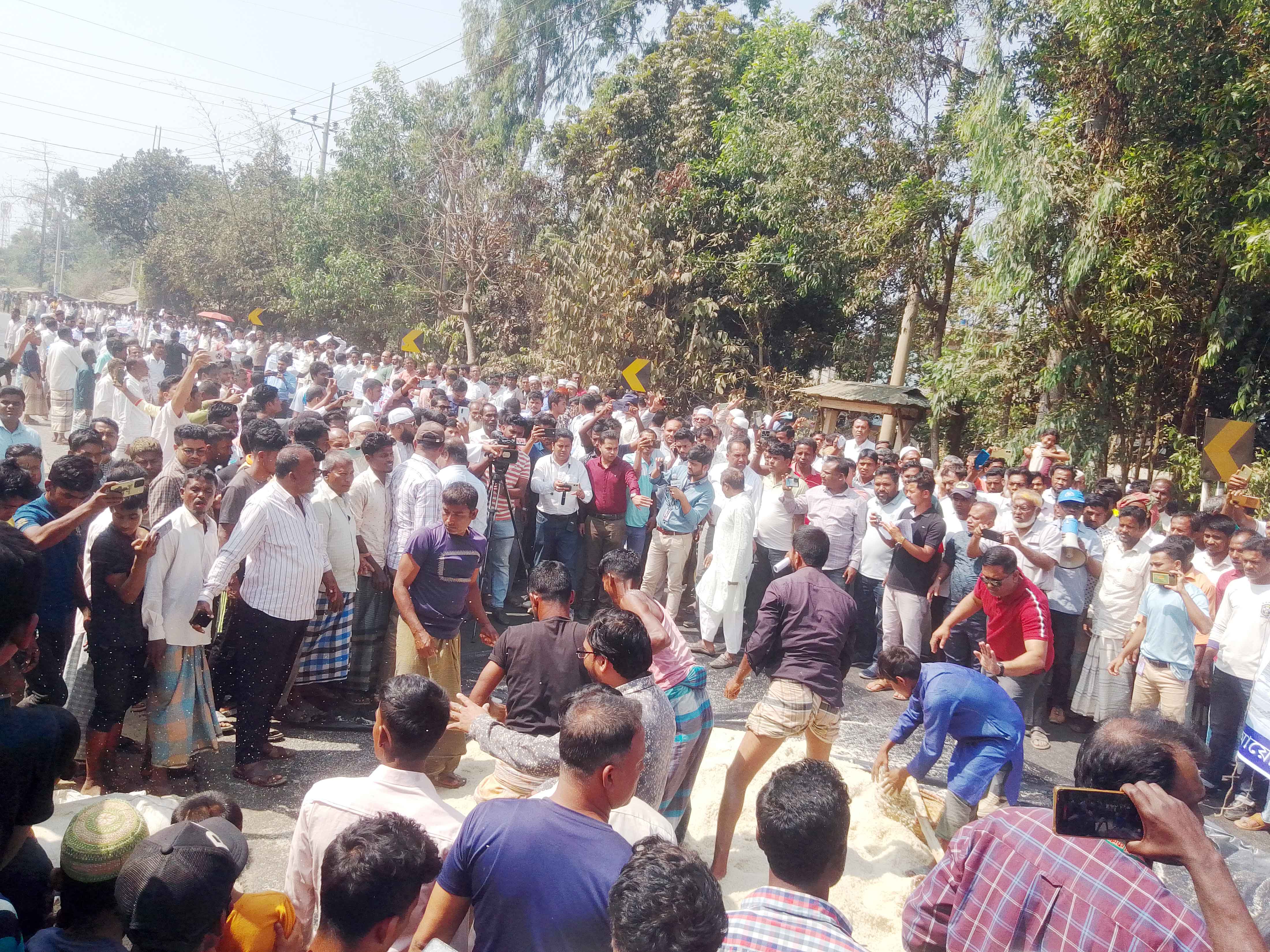 লবণের ন্যায্যমূল্যের দাবিতে প্রান্তিক চাষিদের অবস্থান কর্মসূচি
