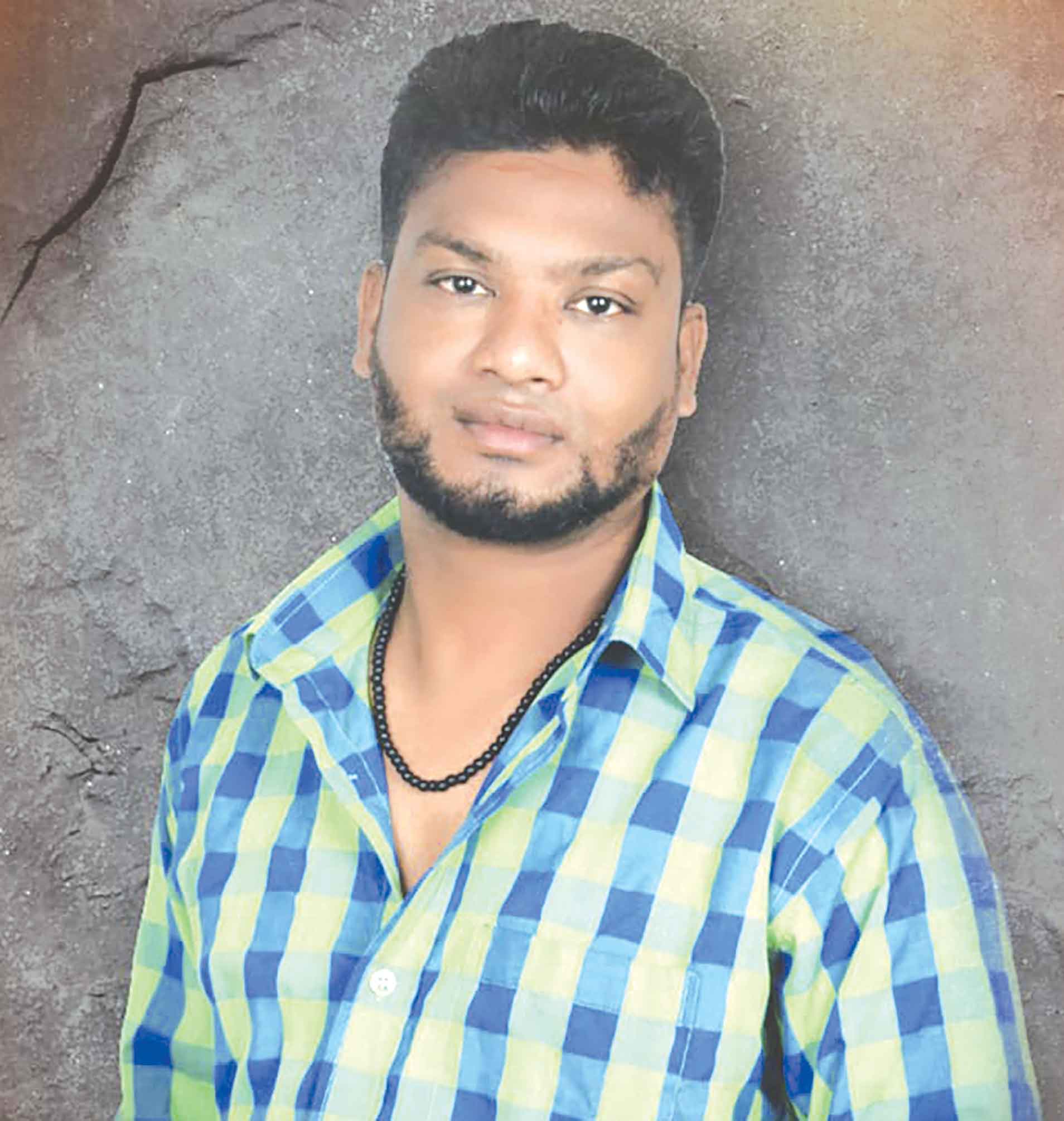 গানে ব্যস্ত ইউনুস ফারাজী