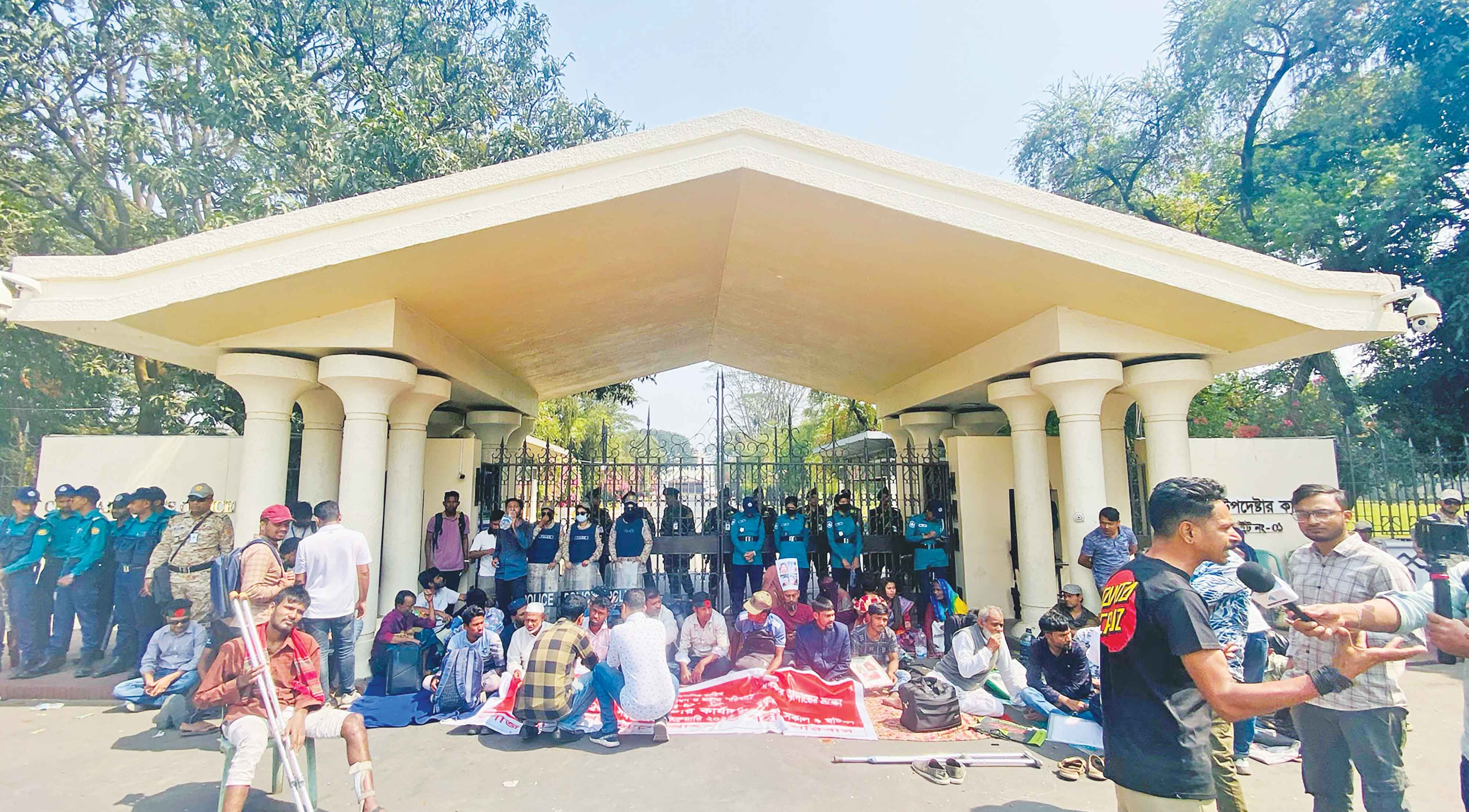 দাবি আদায় না হওয়া পর্যন্ত ঘরে ফিরবেন না আন্দোলনে আহতরা