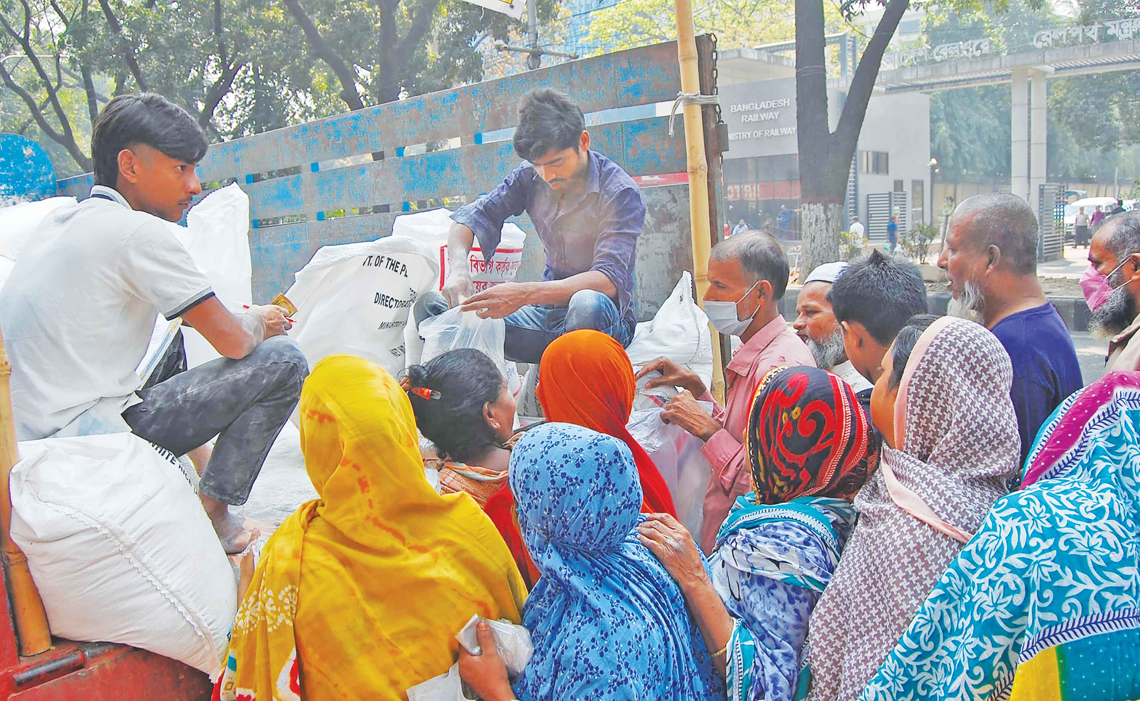 মার্চ-এপ্রিলে ১৫ টাকা কেজি দরে চাল পাবে ৫০ লাখ পরিবার