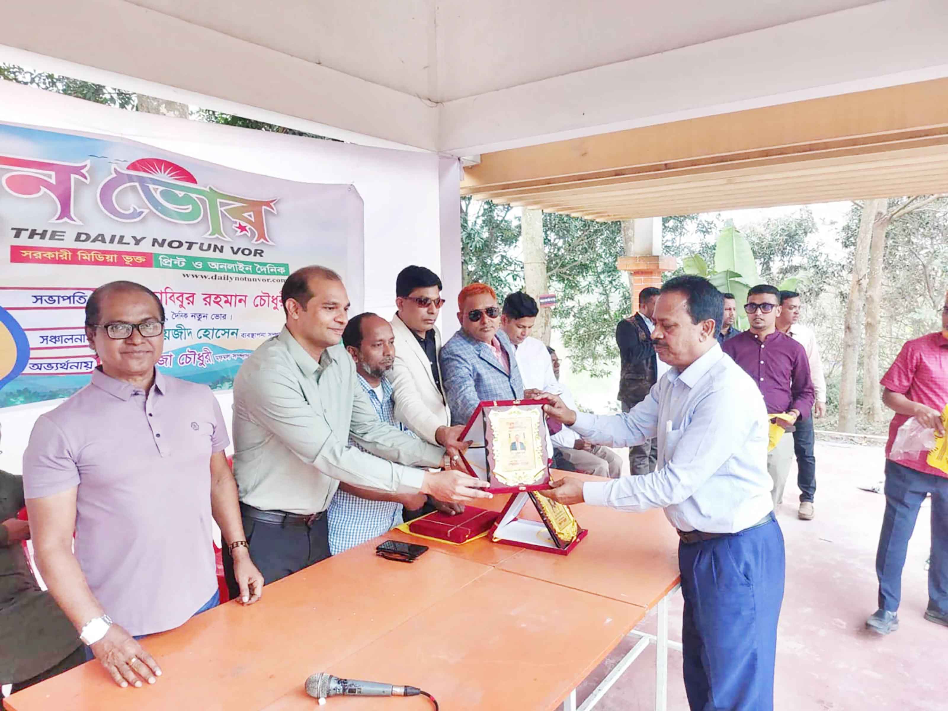 উপদেষ্টা নুরুল হকের হাতে সম্মাননা স্মারক