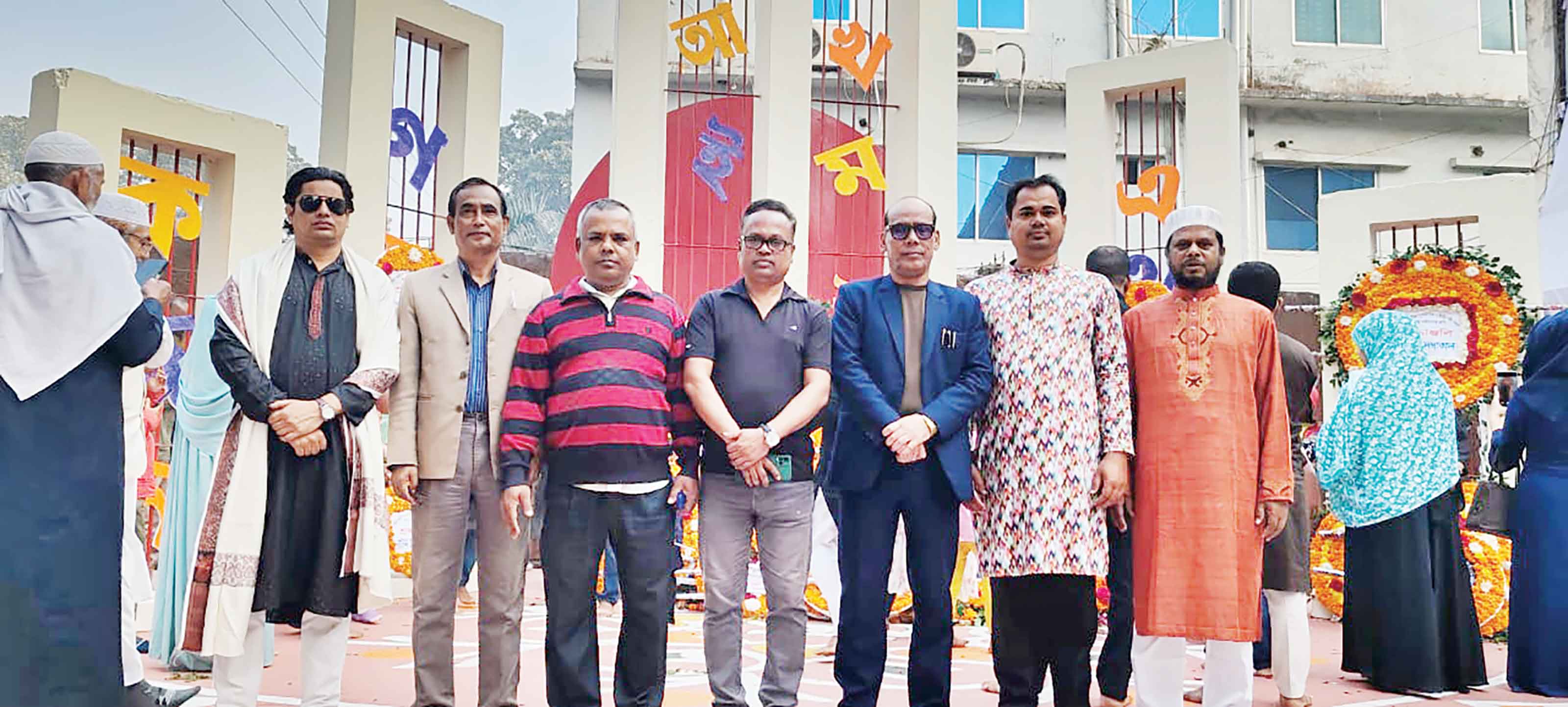 টাঙ্গাইলে শহিদ মিনারে ফুলেল শ্রদ্ধা