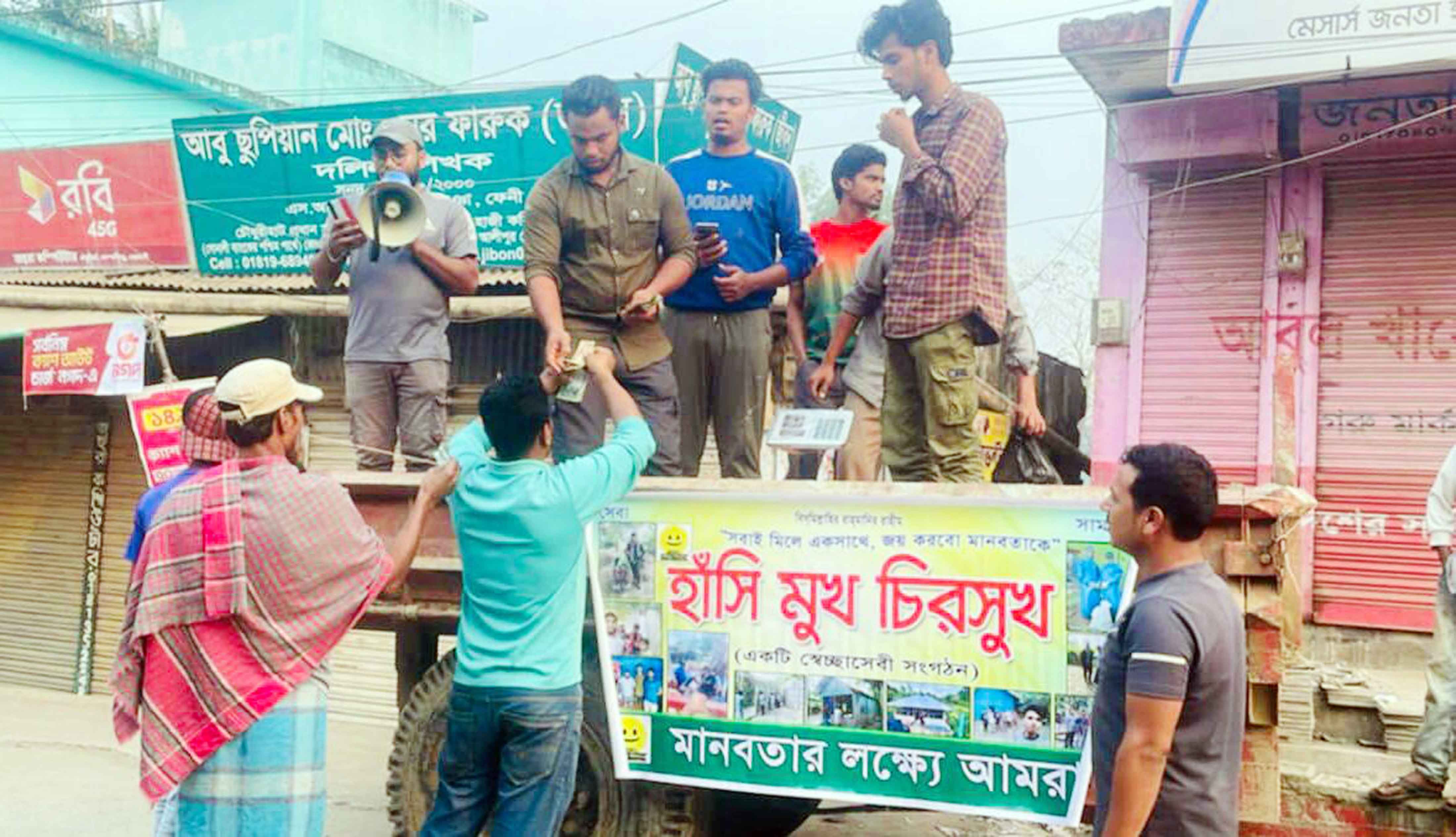 ৬০০ টাকায় গরুর মাংস কিনতে দীর্ঘ লাইন