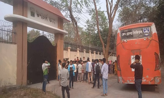 বাসে জায়গা না পেয়ে উপাচার্যের বাসভবনে শিক্ষার্থীদের অবস্থান