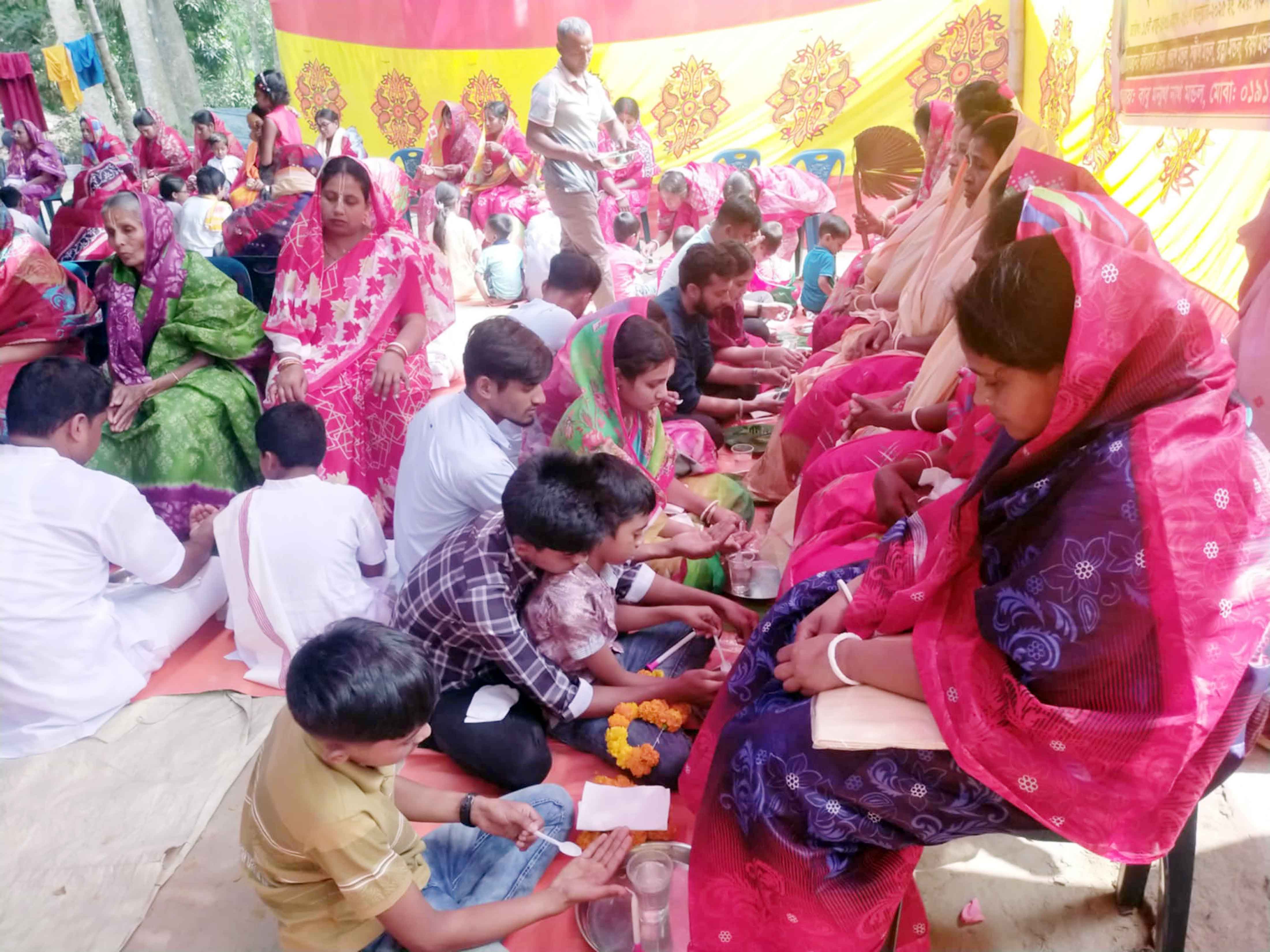চিতলমারীতে মায়ের চরণ ধুয়ে শ্রদ্ধা ও ভালোবাসা জানালো সন্তানেরা
