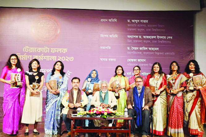 অংশগ্রহণকারীদের মাঝে পুরস্কার ও সনদ বিতরণ
