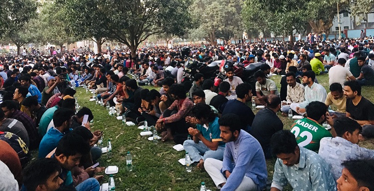 ১২ হাজার শিক্ষার্থীকে ইফতার করালো রাবি প্রশাসন