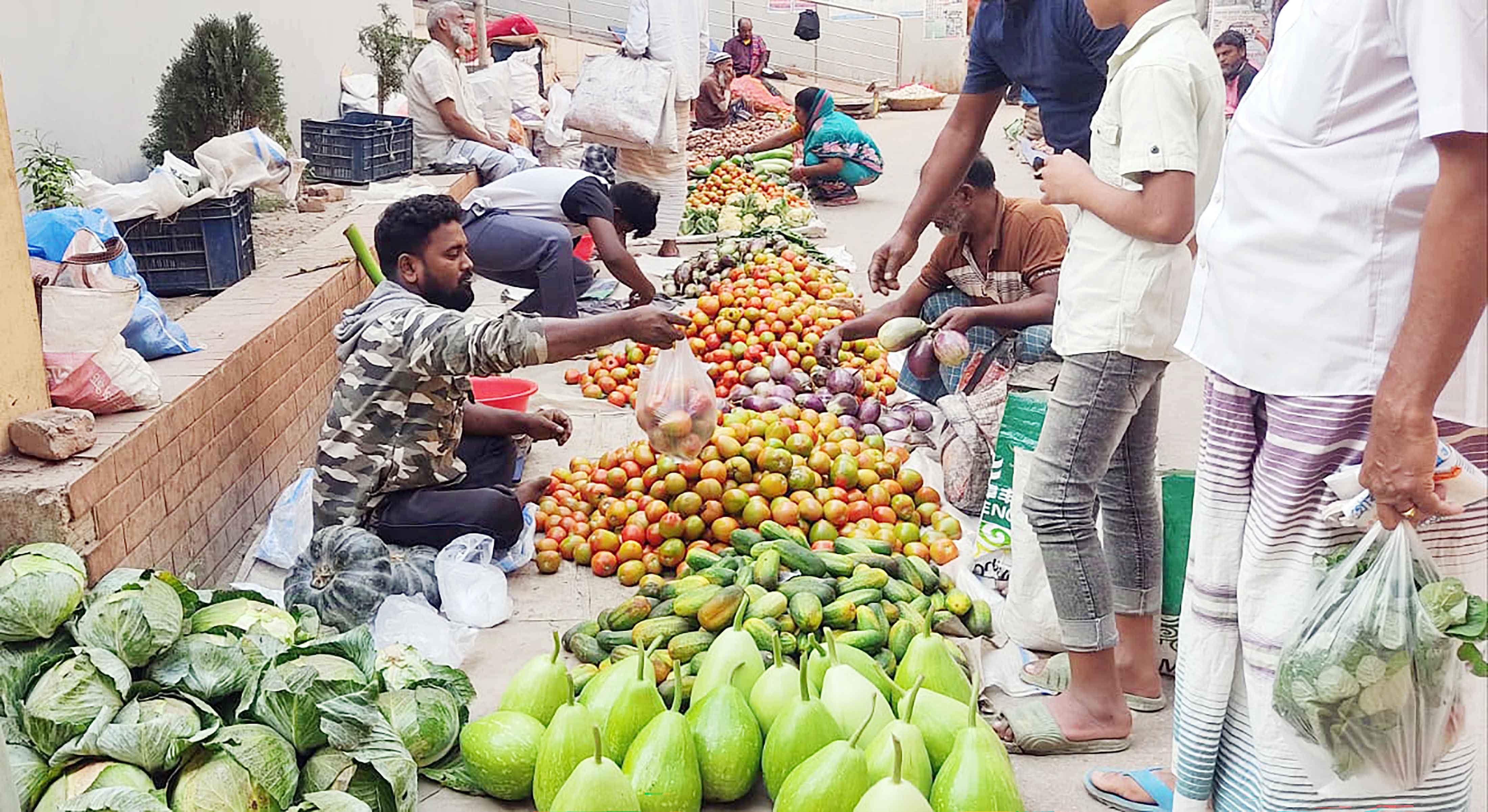 রমজানে সবজির বাজার চড়া নিম্নমুখী ছোলা-চিনির দাম