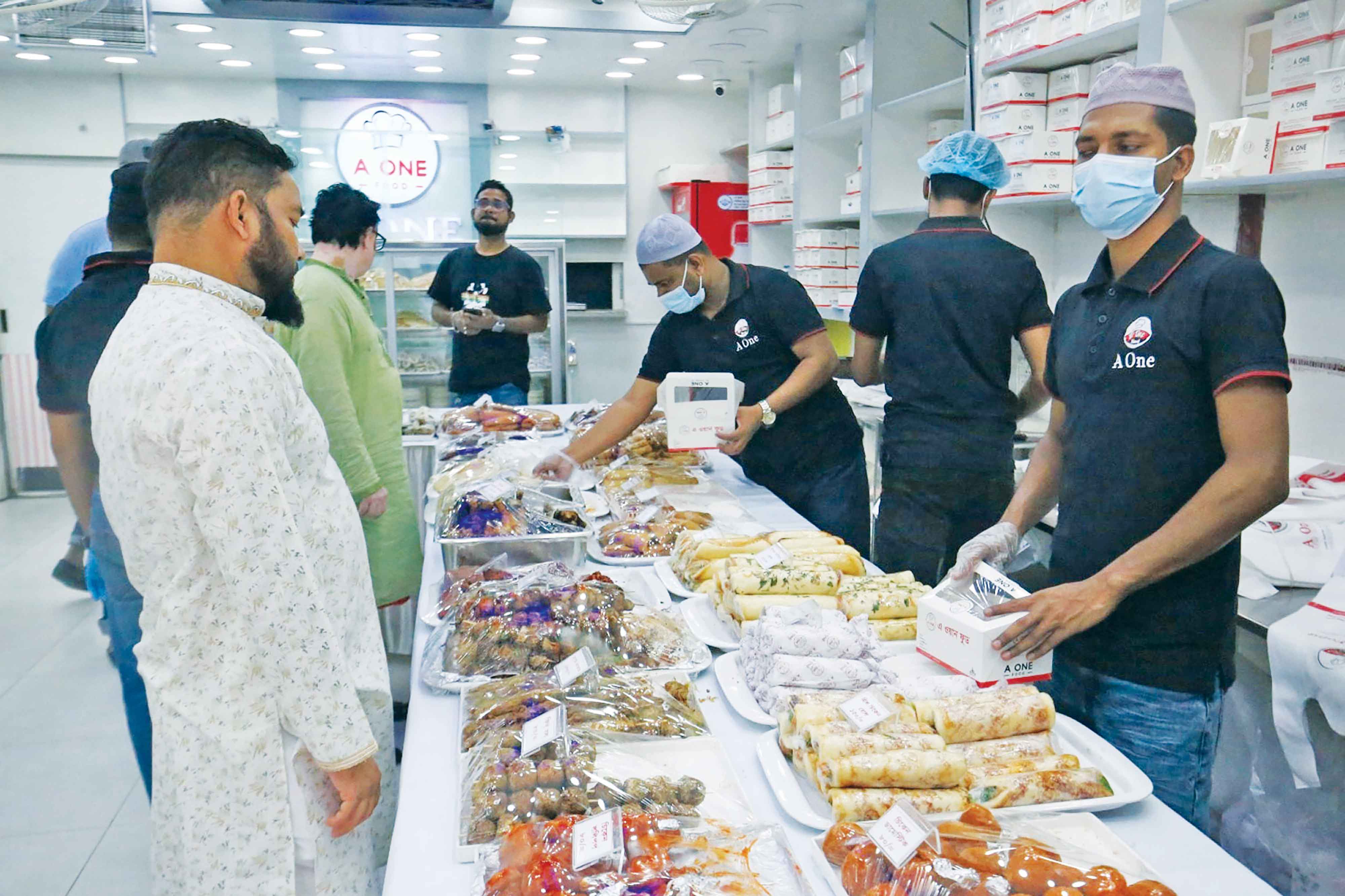 রাজধানীর পাড়া-মহলস্নায় জমে উঠেছে ইফতার বাজার
