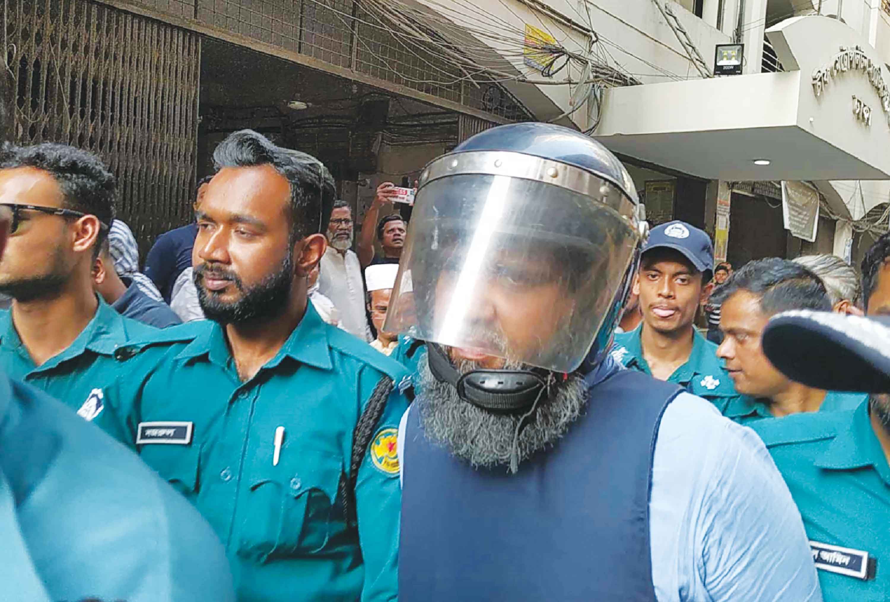 চোরাচালান ও জালিয়াতি করে ইমরানের ১৩৩ কোটি টাকা উপার্জন