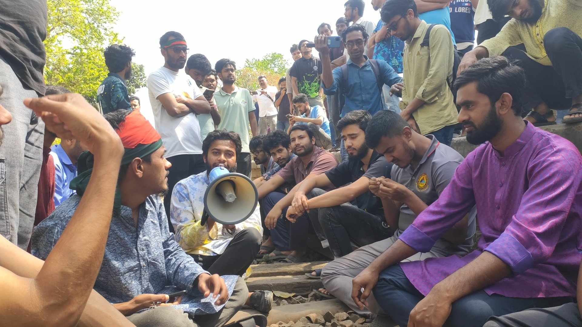 ঢাবিকেন্দ্রিক সিন্ডিকেটের অবসান চেয়ে রাবি শিক্ষার্থীদের রেল অবরোধ