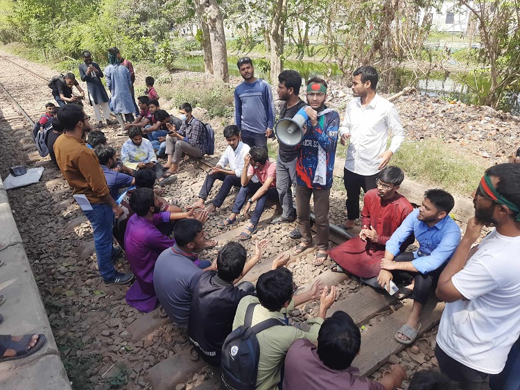 তিনদফা দাবি দিয়ে রাবি শিক্ষার্থীদের রেললাইন অবরোধ প্রত্যাহার