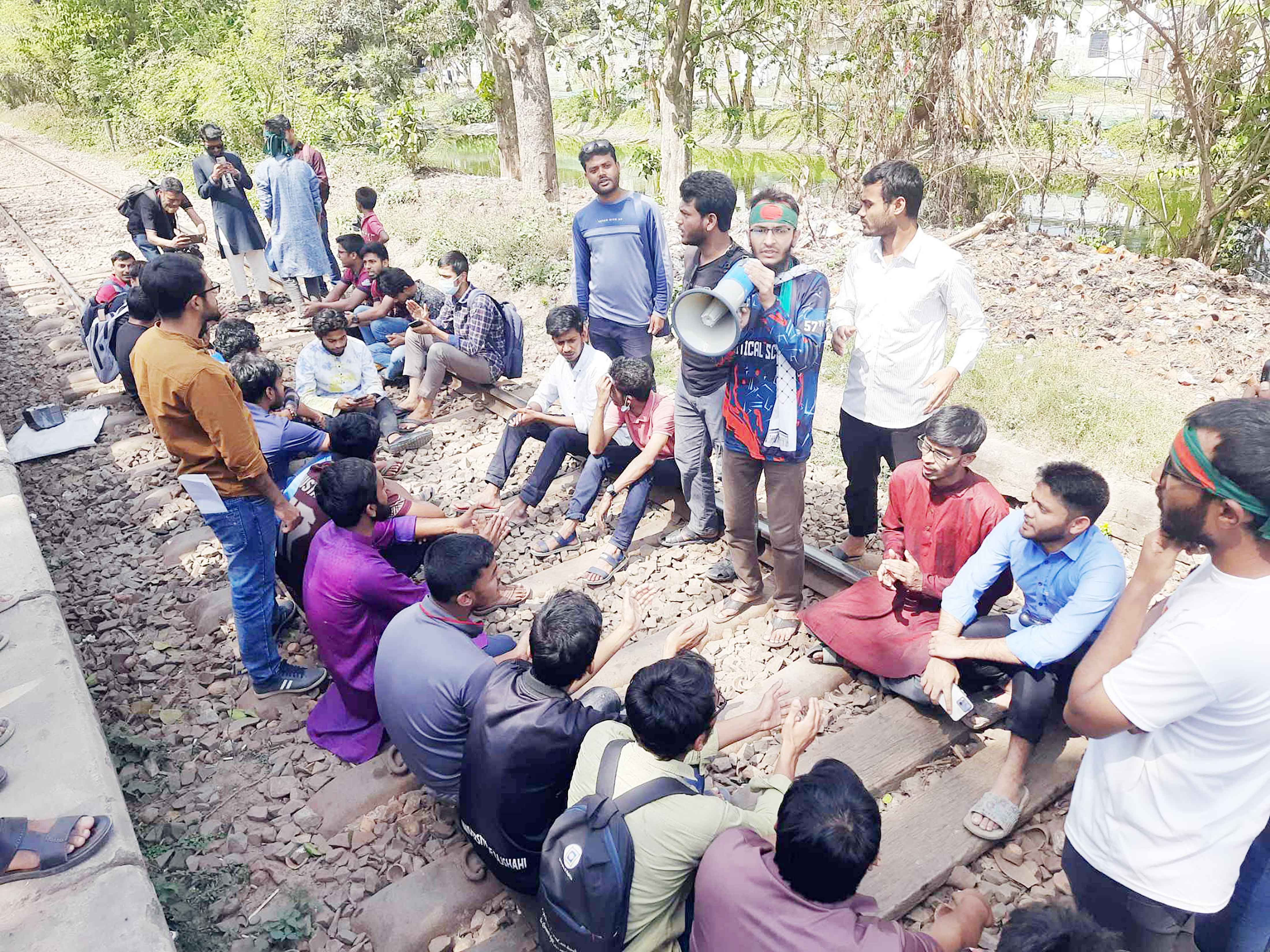 তিনদফা দাবি দিয়ে রাবি শিক্ষার্থীদের রেললাইন অবরোধ প্রত্যাহার